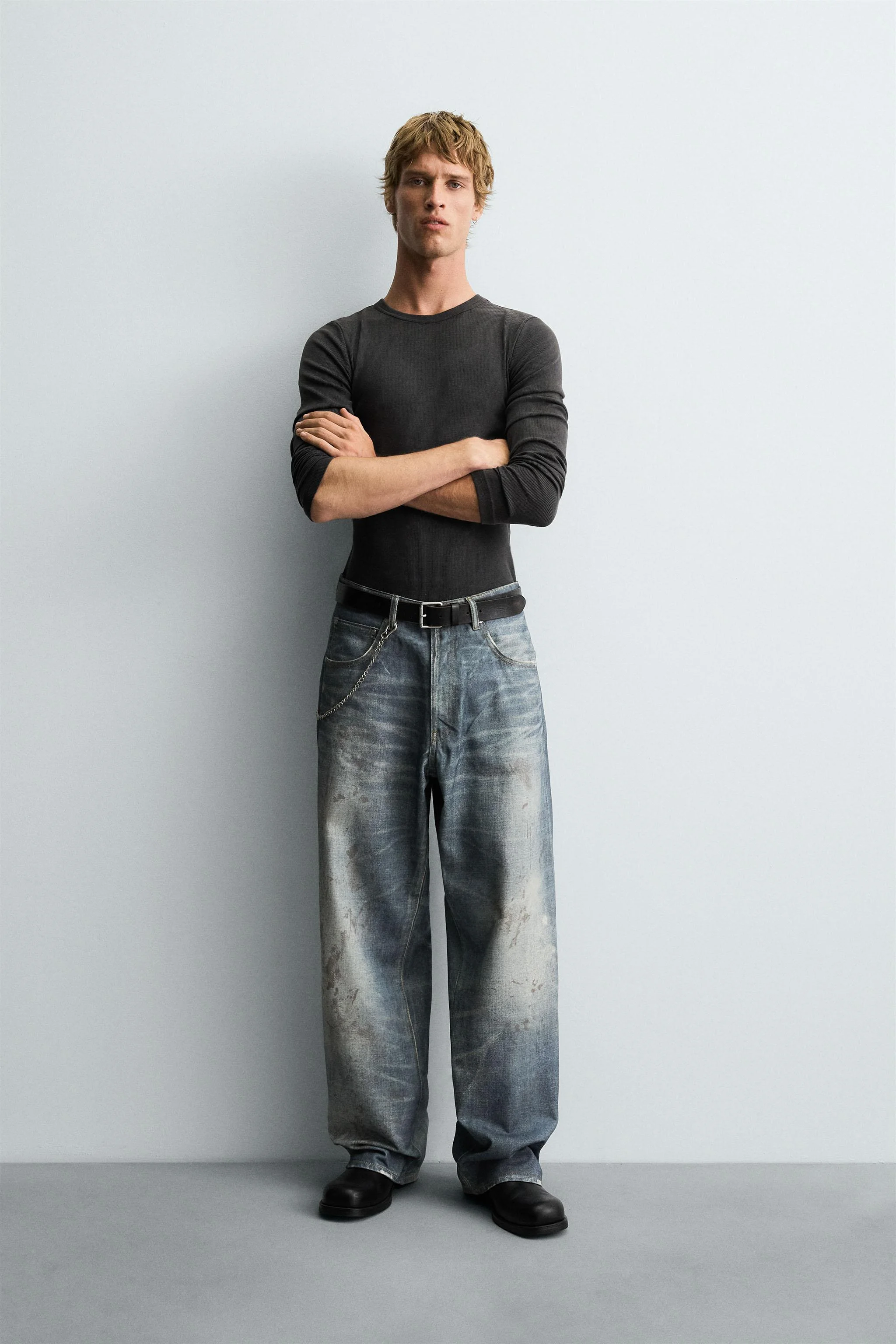 شلوار جین با فاق بلند و طرح چاپی شلوار جین با فاق بلند و طرح چاپی