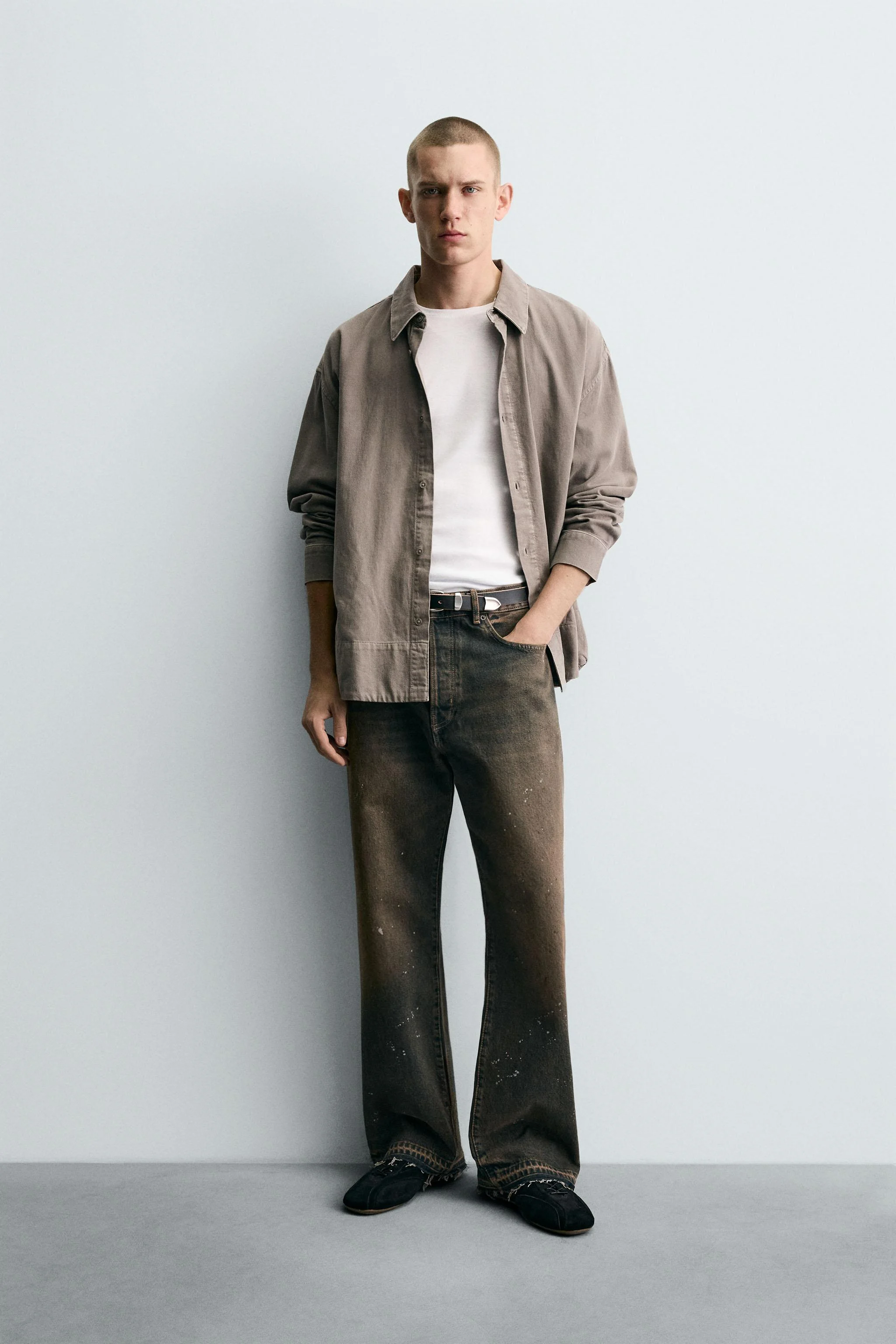 شلوار جین آزاد با طرح پاشیده رنگ