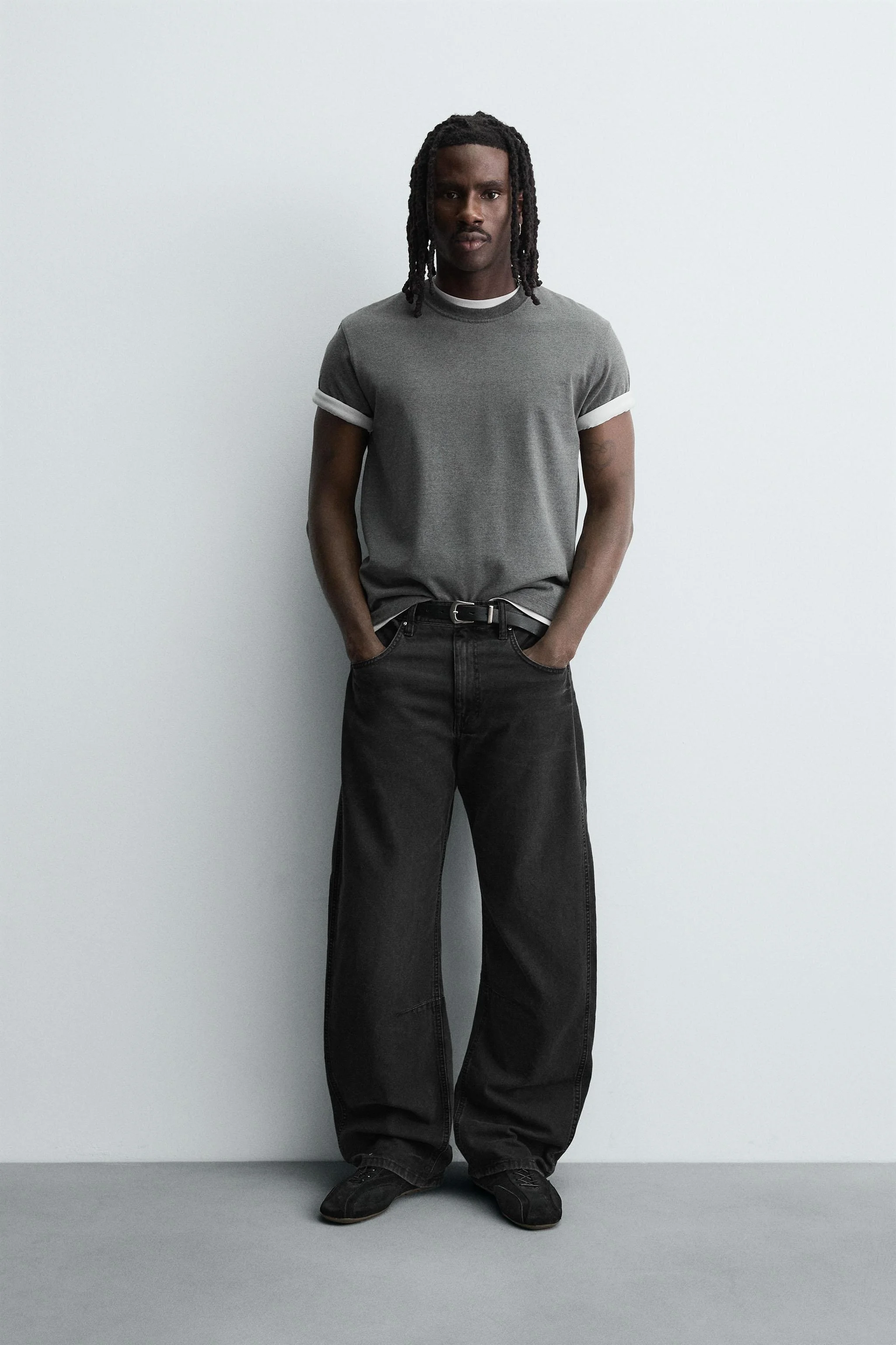 شلوار جین مدل آزاد با پاچه گشاد. فاق متوسط. پارچه ضخیم. پنج جیب. دارای افکت سنگ‌شور. دارای زیپ و دکمه در قسمت جلویی.