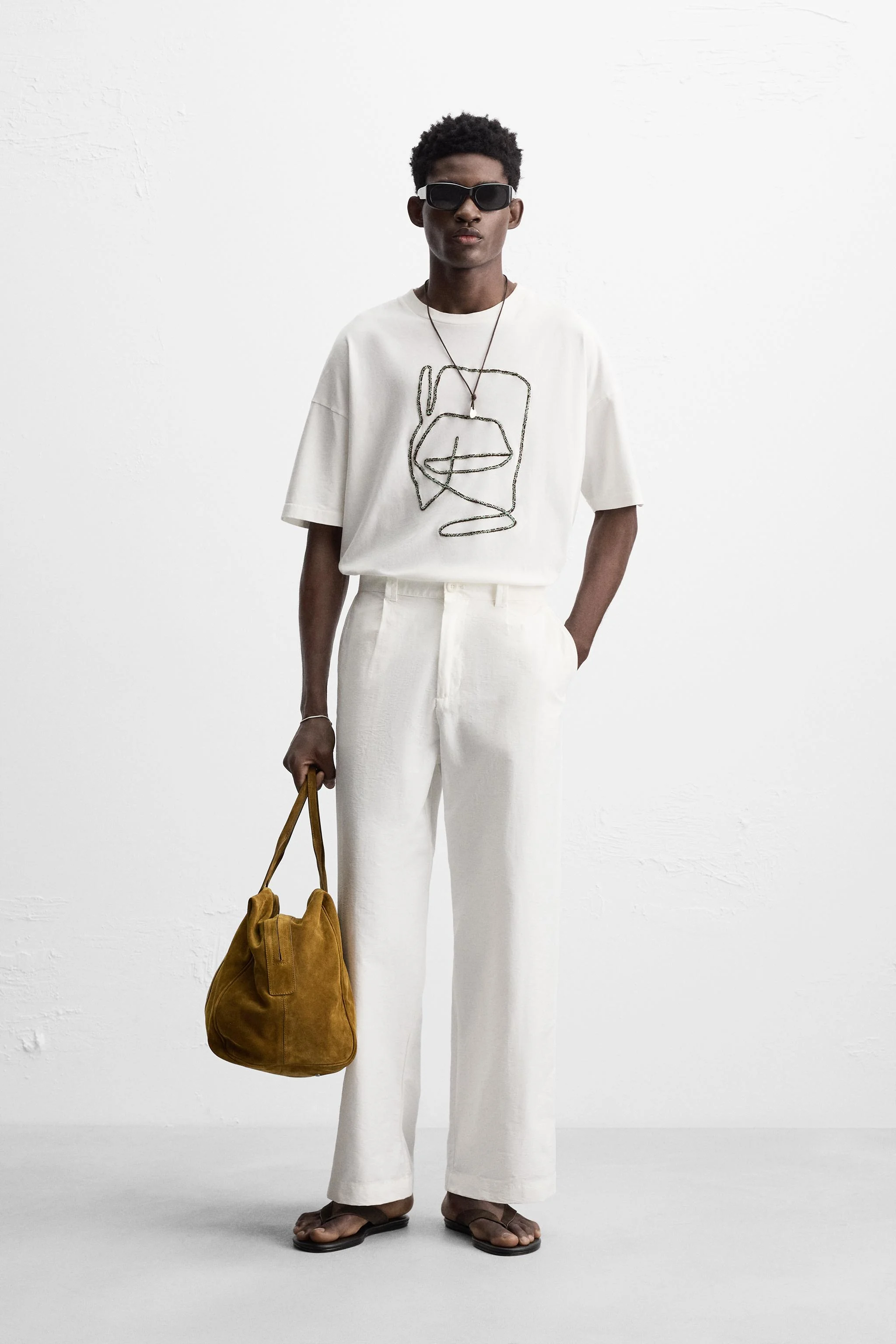 تی شرت گلدوزی شده با طرح متضاد