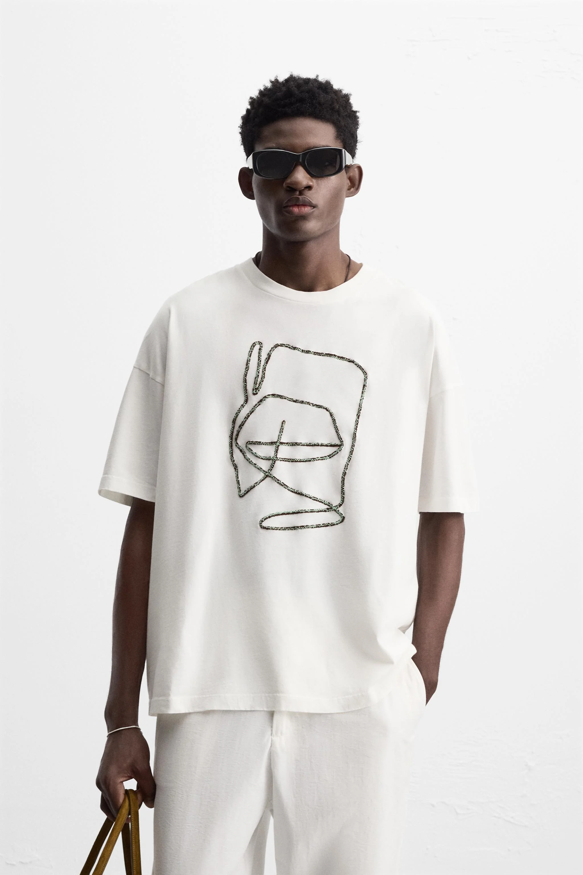 تی شرت گلدوزی شده با طرح متضاد