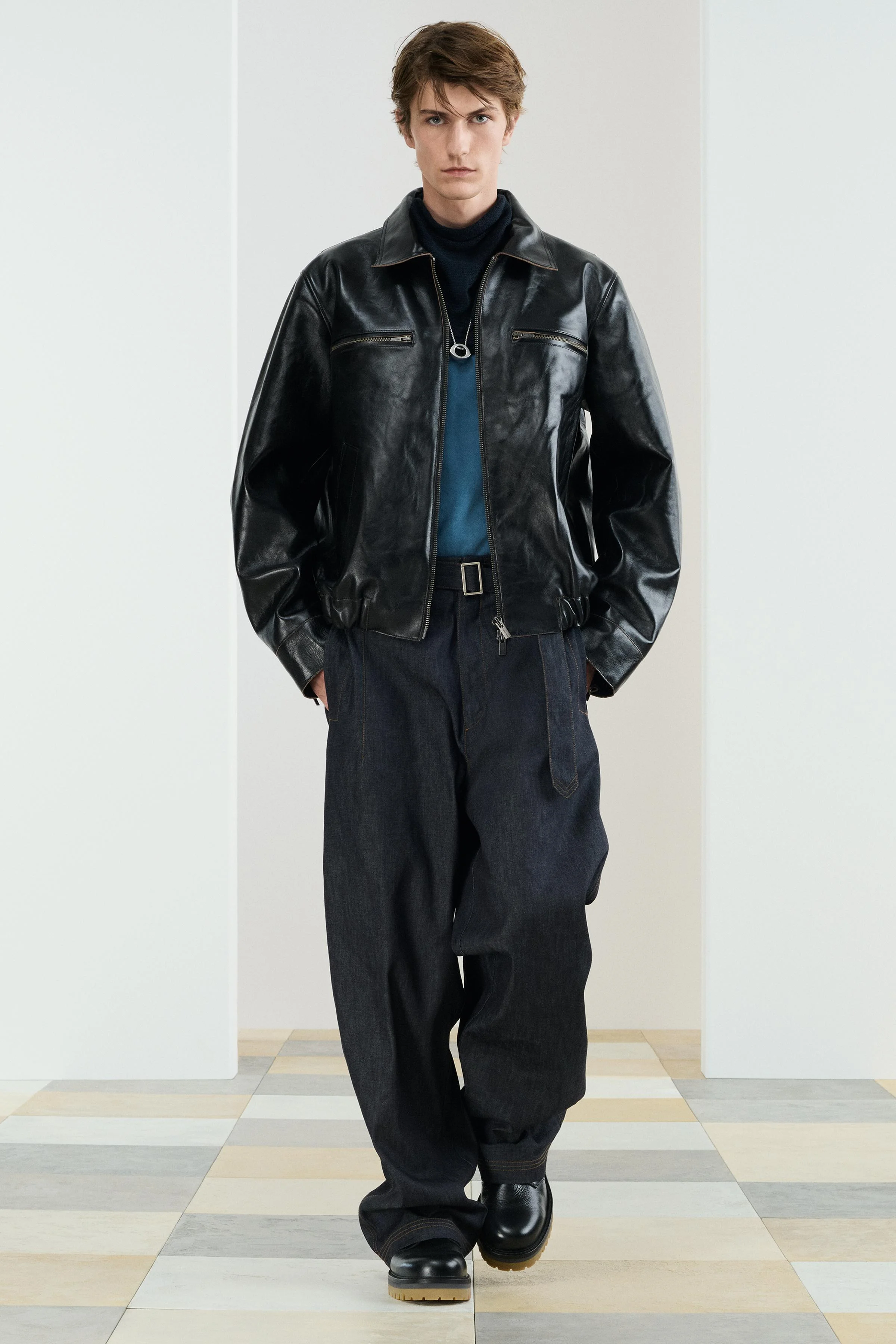 تیشرت با تن خور راحت، تهیه شده از پنبه متراکم. یقه گرد و آستین کوتاه. دارای طرح شسته شده. لبه با جزئیات لوگوی گلدوزی شده همرنگ. تیشرت با تن خور راحت، تهیه شده از پنبه متراکم. یقه گرد و آستین کوتاه. دارای طرح شسته شده. لبه با جزئیات لوگوی گلدوزی شده همرنگ.