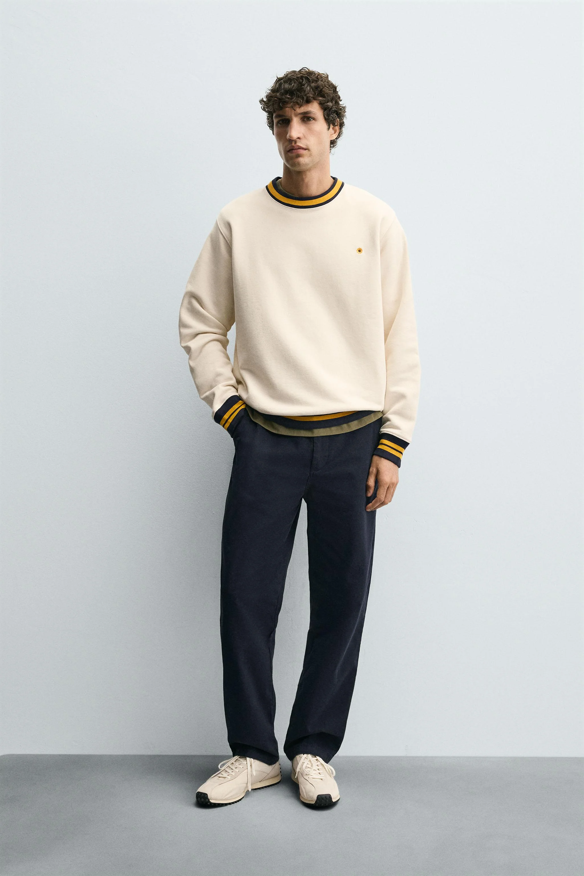 سویشرت با گلدوزی متضاد و سرآستین و یقه کشبافت