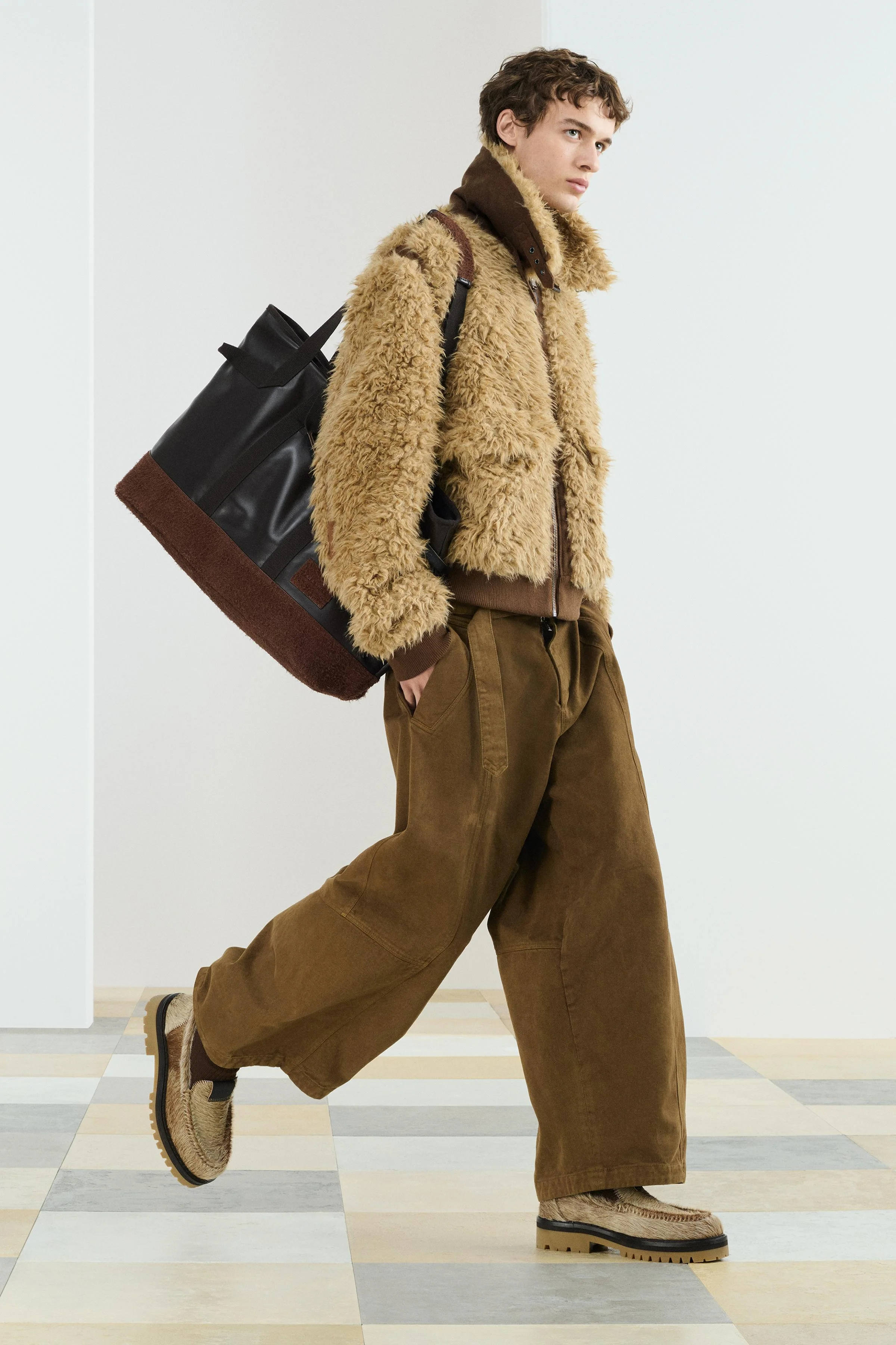 کفش کالج ساخته شده از چرم با پوست گوسفند. دارای جزئیات نوک گرد روی پا. کفی و آستر چرمی. نوک گرد. زیره حجیم.