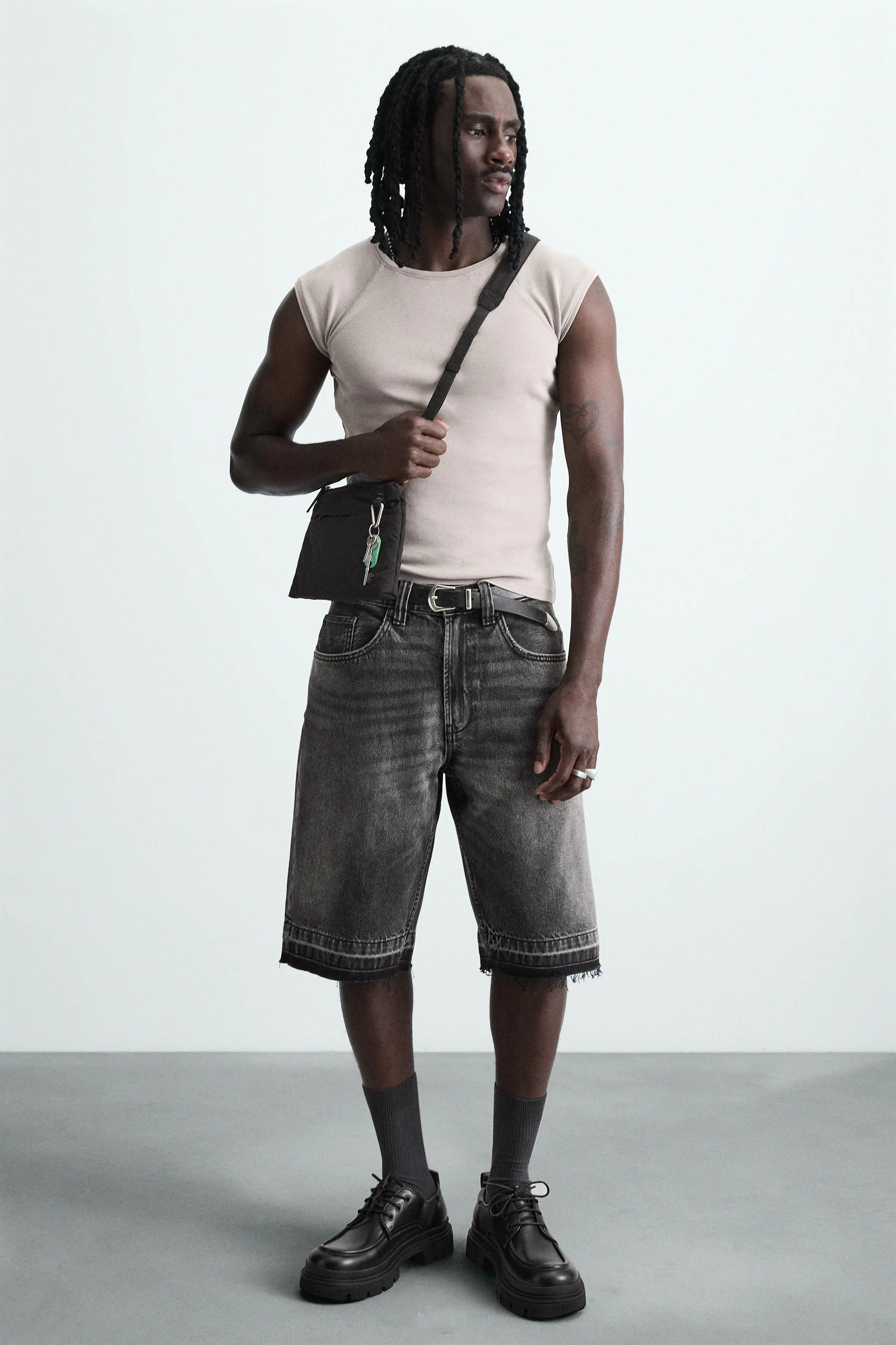 کیف رودوشی از جنس پارچه فنی. محفظه اصلی با بست زیپی. قسمت داخلی دارای یک جیب زیپ دار. قسمت جلویی دارای یک جیب زیپ دار و جزئیات هارنس. بند شانه قابل تنظیم. ارتفاع x طول x عرض: 17 x 15 x 3 سانتی متر.