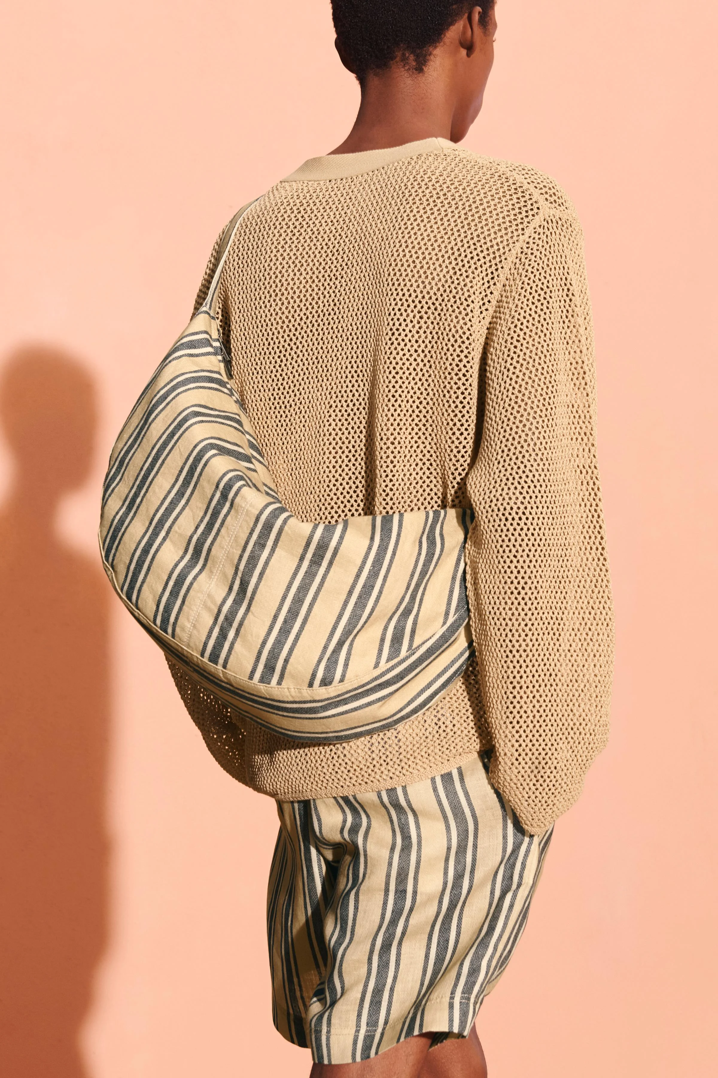 کیف دوشی ساخته شده از پارچه راه راه کتانی. محفظه اصلی با بست زیپی. دارای یک جیب داخلی تخت با بست زیپی. عرض x ارتفاع x عمق: 60 x 25 x 12 سانتی متر / 23.6 x 9.8 x 4.7 اینچ