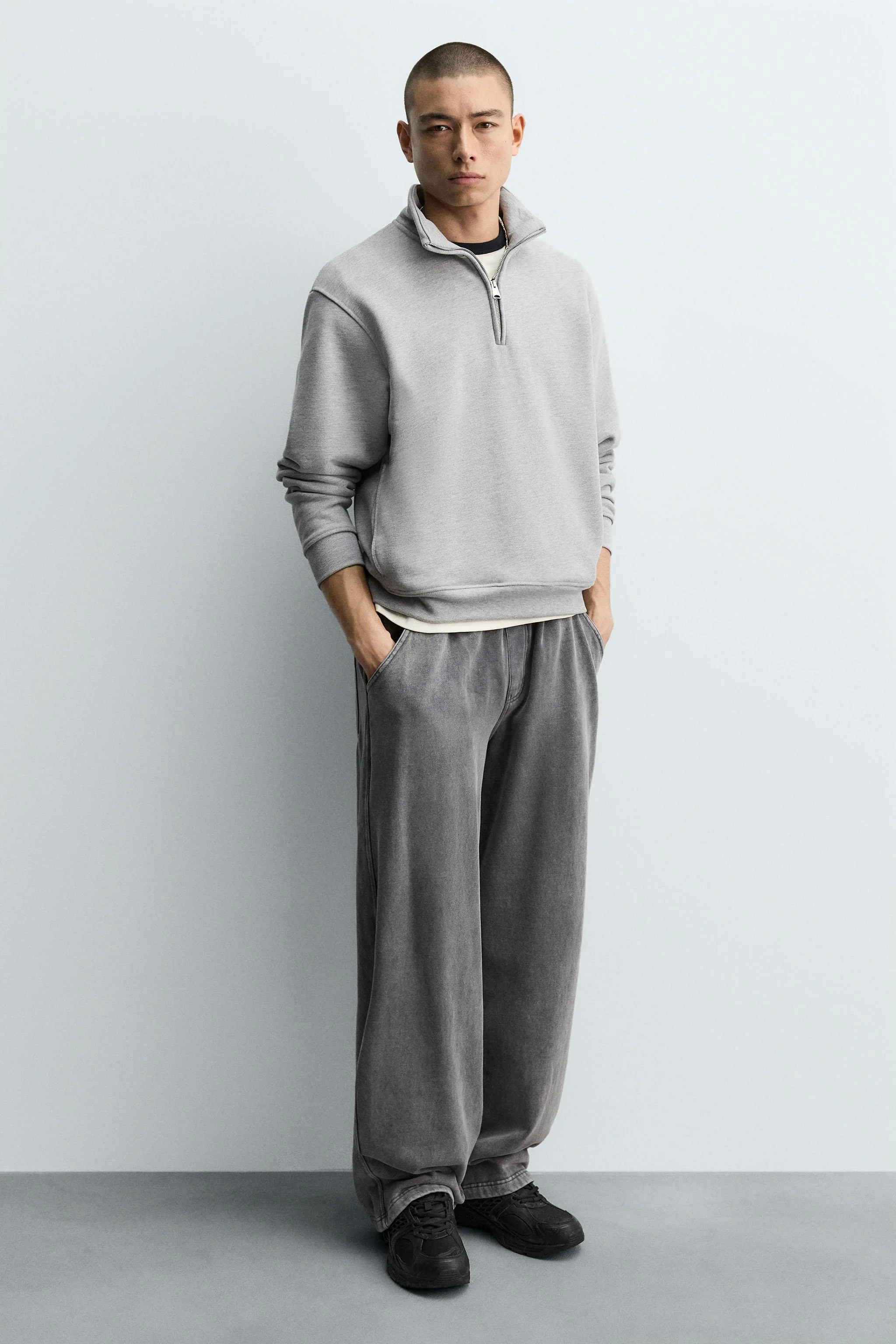 کفش ورزشی اسلینگ بک. رویه ساخته شده از ترکیبی از قطعات مختلف. زیره ضخیم با طراحی نامنظم.