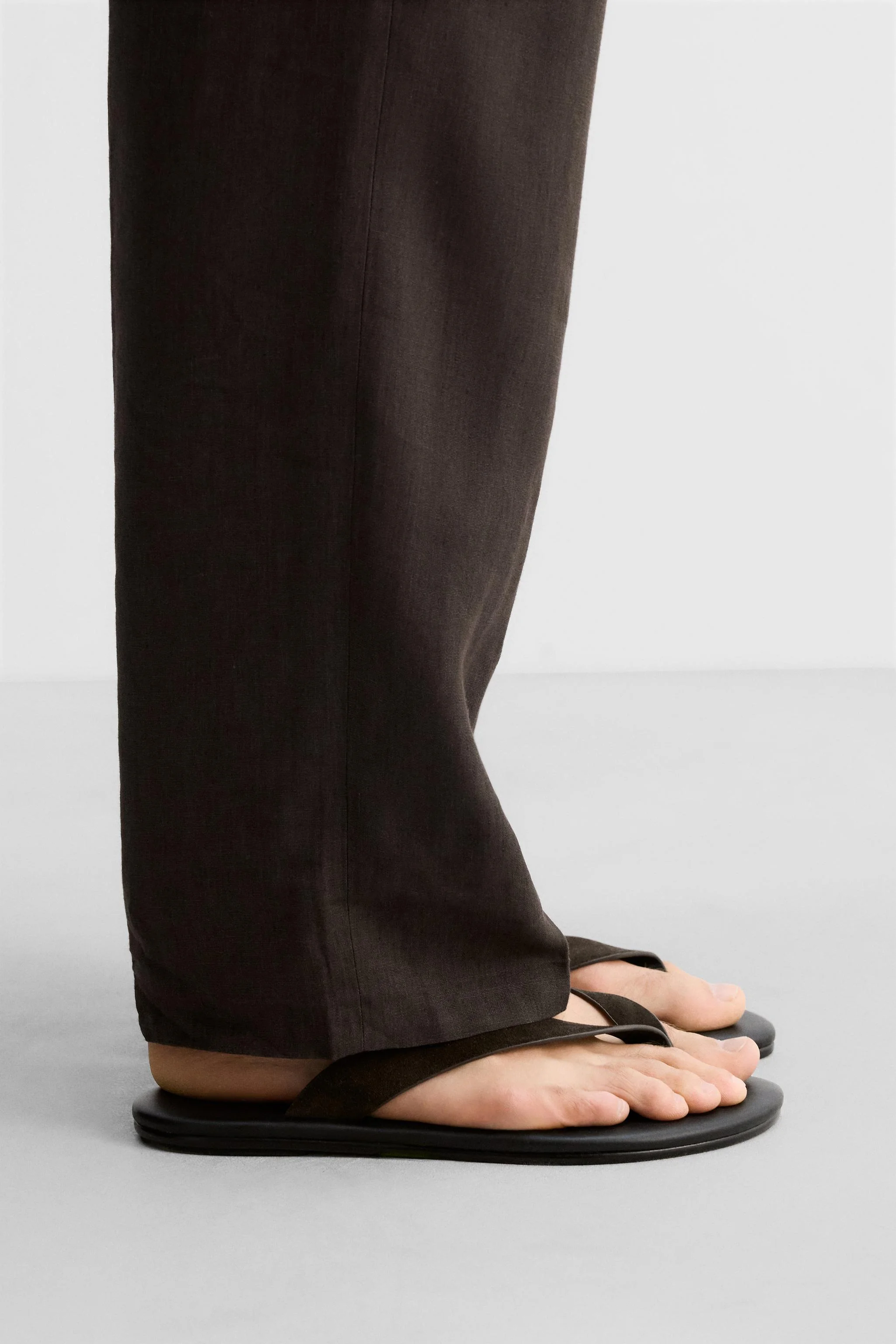 صندل چرمی با طرح محدود