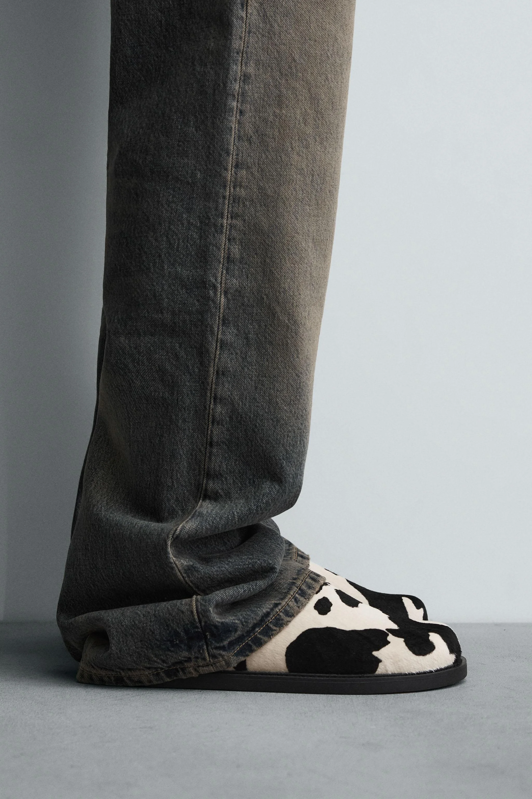 کفش های چوبی ساخته شده از چرم و پوست گوسفند. پنجه گرد. زیره ضخیم متضاد. کفش های چوبی ساخته شده از چرم و پوست گوسفند. پنجه گرد. زیره ضخیم متضاد.