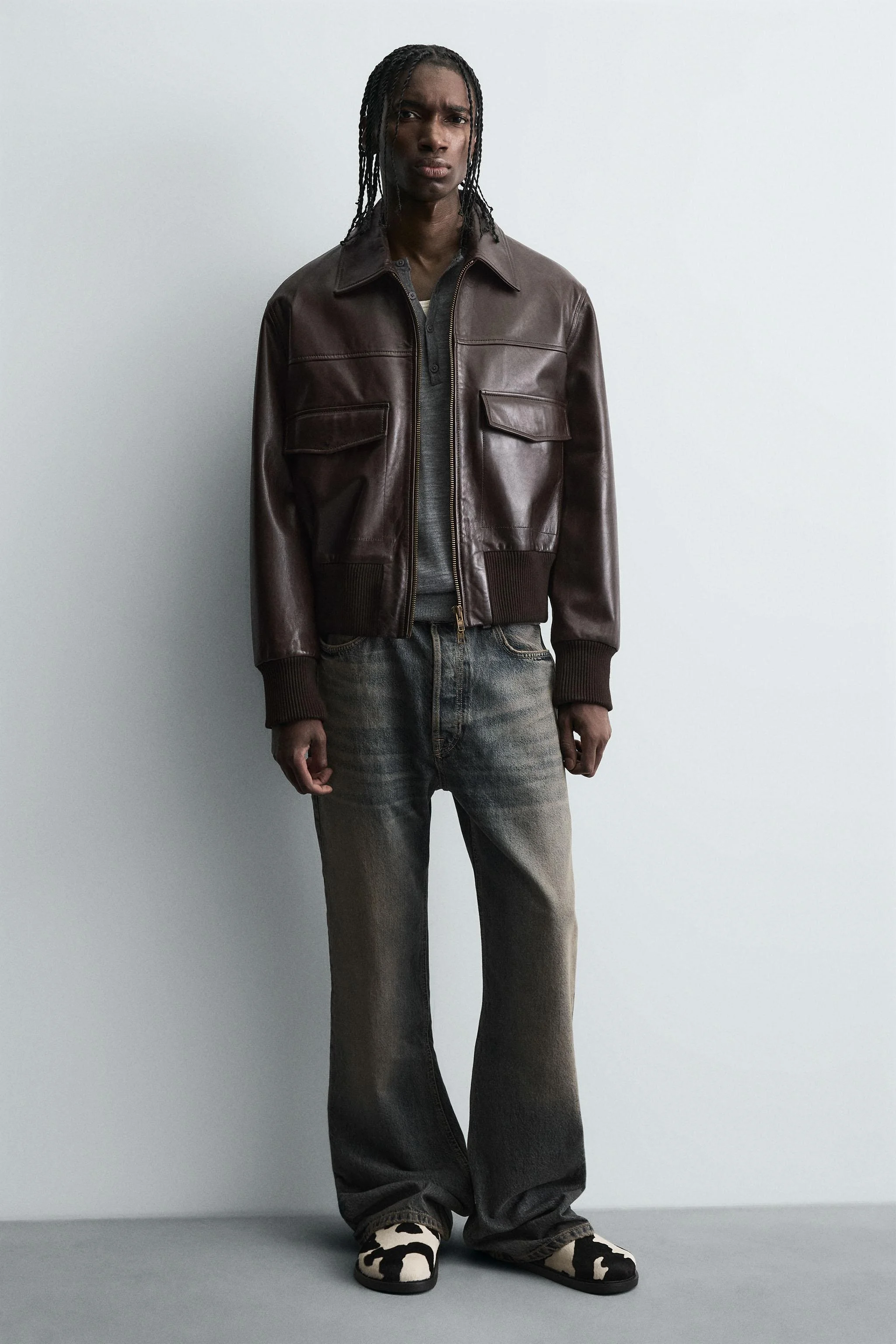 کفش های چوبی ساخته شده از چرم و پوست گوسفند. پنجه گرد. زیره ضخیم متضاد. کفش های چوبی ساخته شده از چرم و پوست گوسفند. پنجه گرد. زیره ضخیم متضاد.