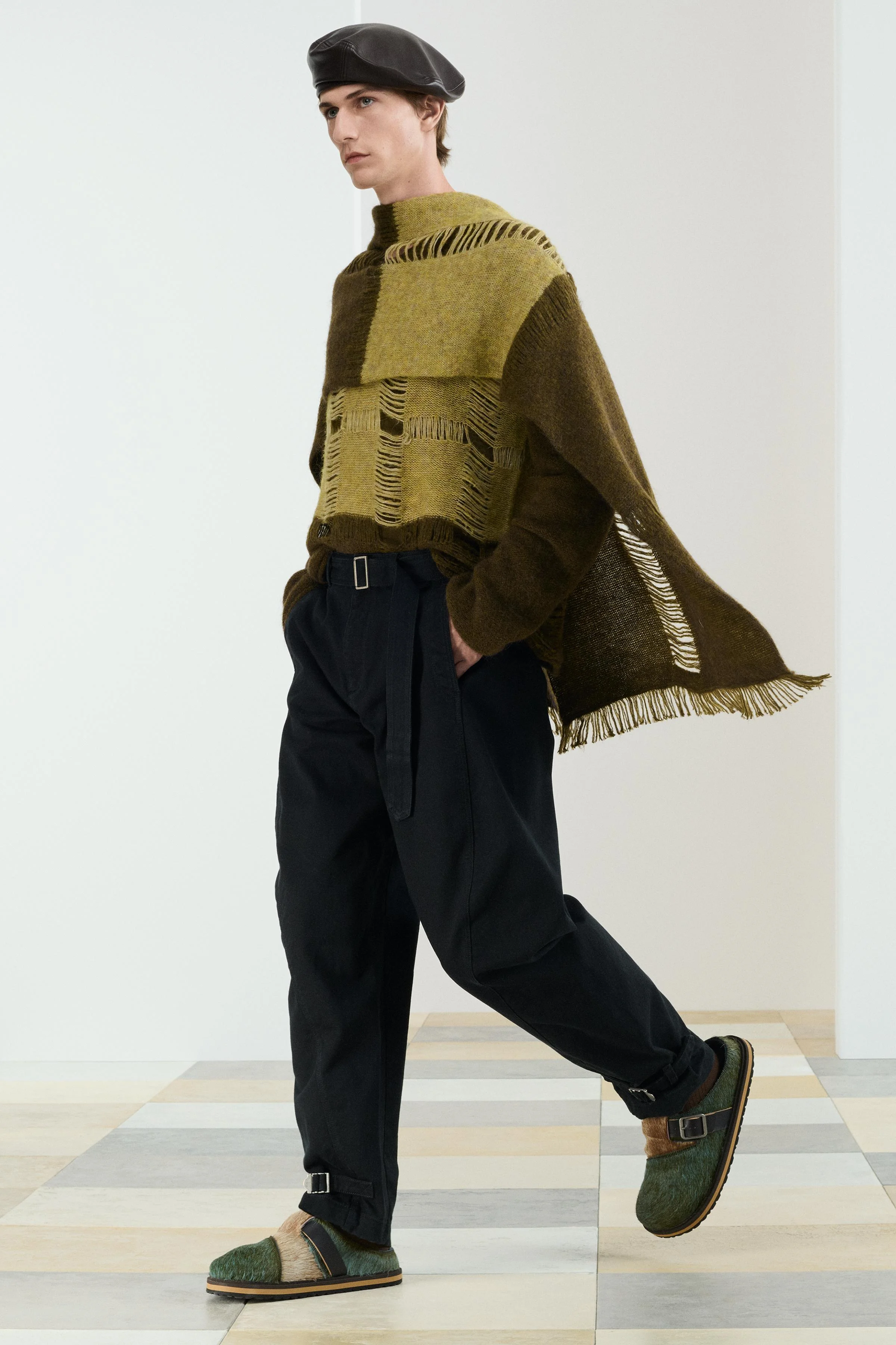 کفش چرمی با پشم گوسفند. دارای سگک فلزی در قسمت روی پا. قالب گرد. زیره حجیم با کنتراست. کفش چرمی با پشم گوسفند. دارای سگک فلزی در قسمت روی پا. قالب گرد. زیره حجیم با کنتراست.