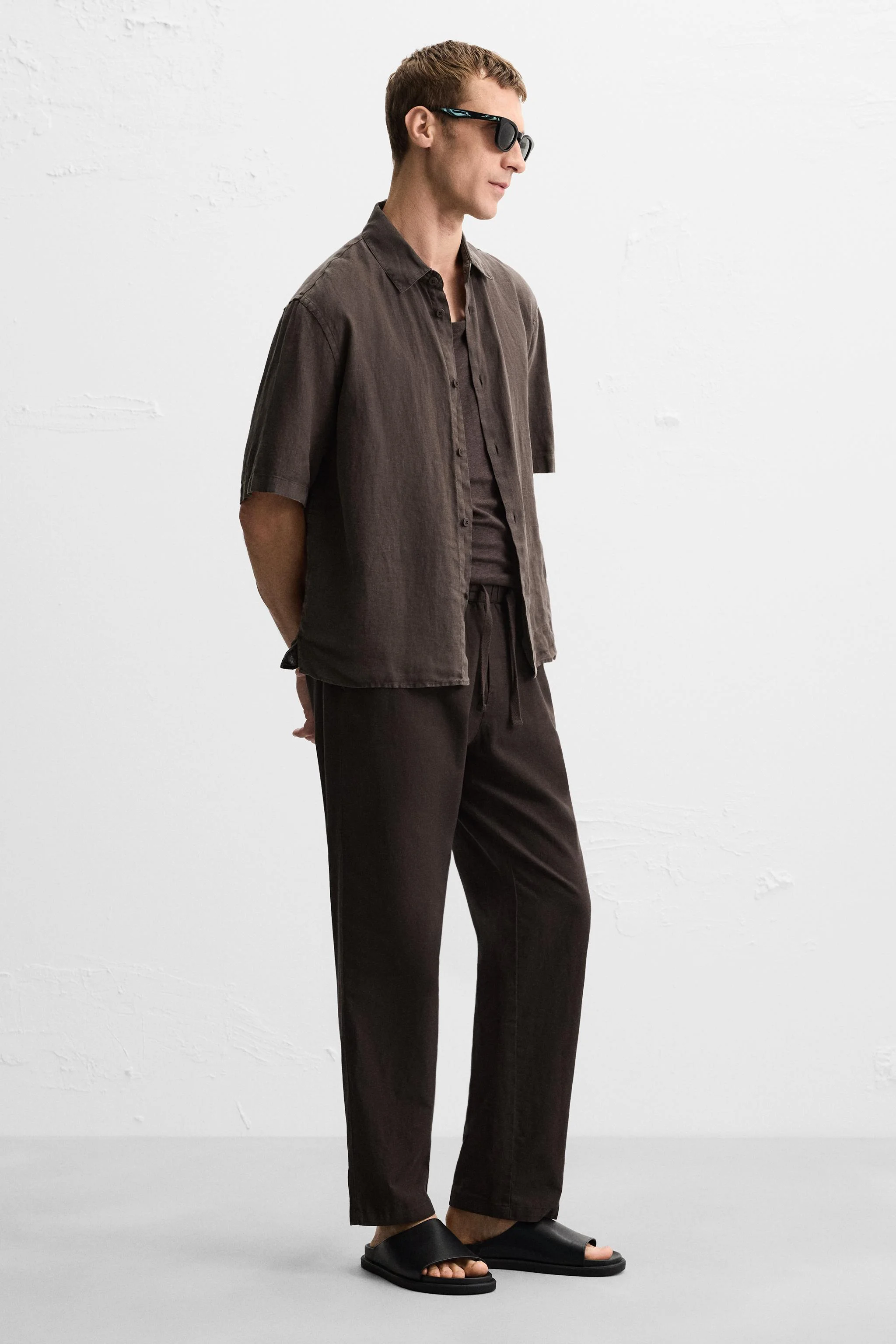 صندل های تک رنگ با بند پهن روی پا. کفی با قالب آناتومیک. زیره تخت همرنگ.