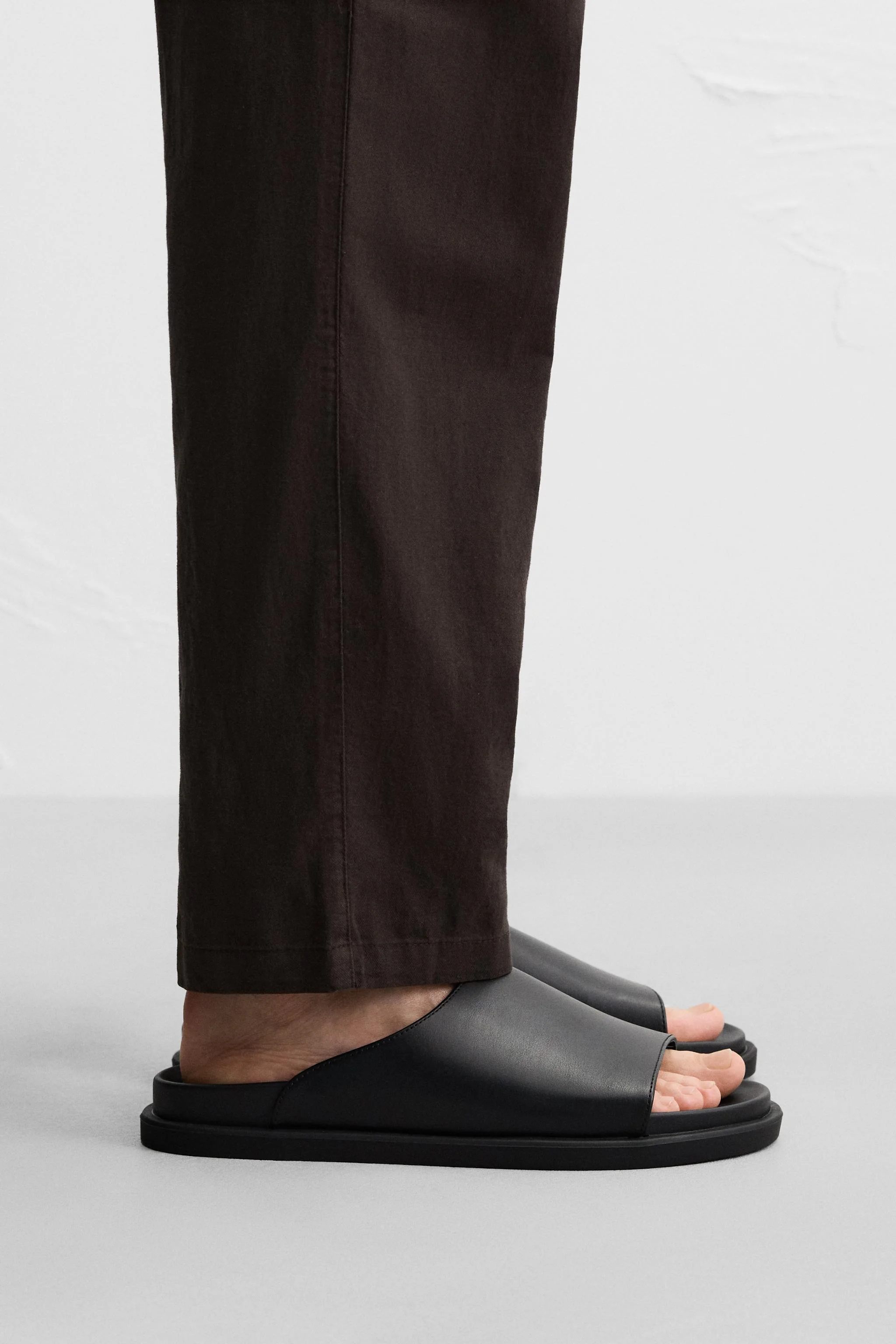 صندل های تک رنگ با بند پهن روی پا. کفی با قالب آناتومیک. زیره تخت همرنگ.