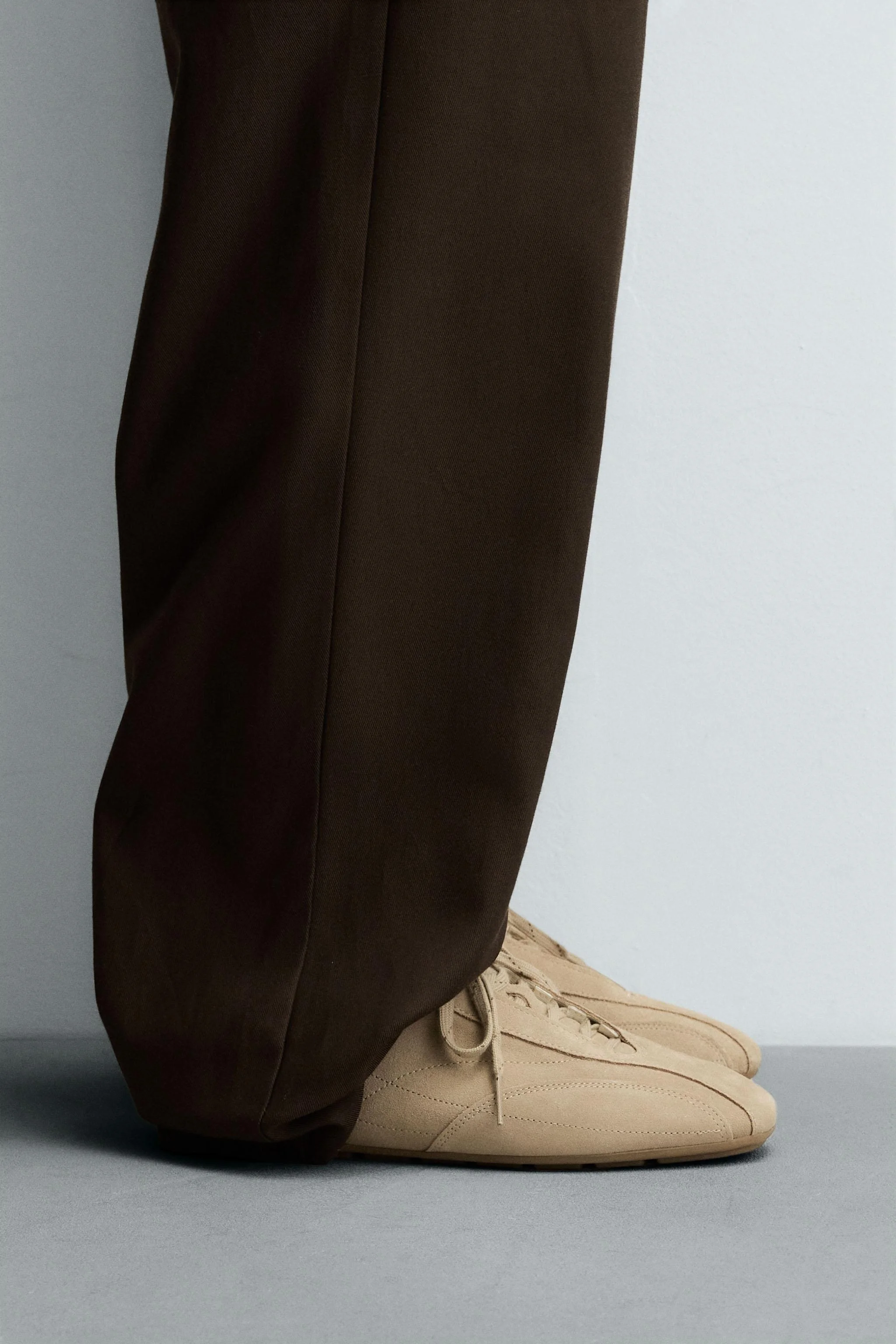 کفش ورزشی بند دار چرمی با زیره بسیار نازک