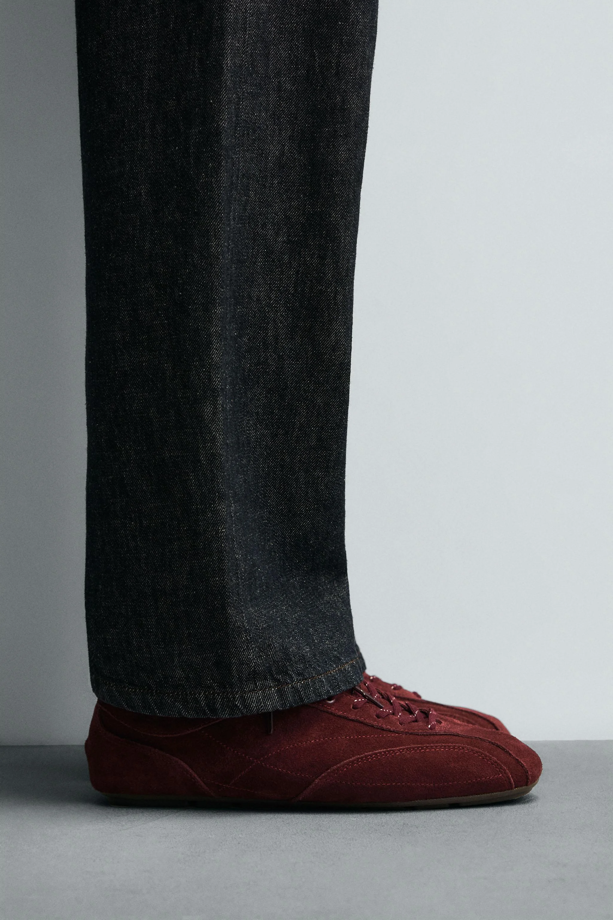 کفش ورزشی بندی با رویه چرمی و زیره بسیار نازک