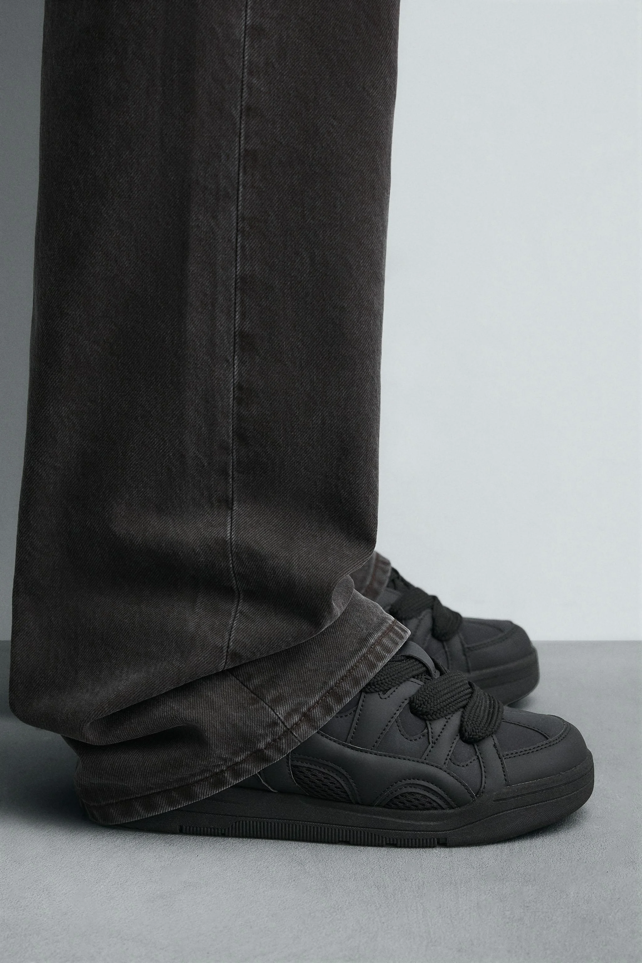 کفش ورزشی بند پهن