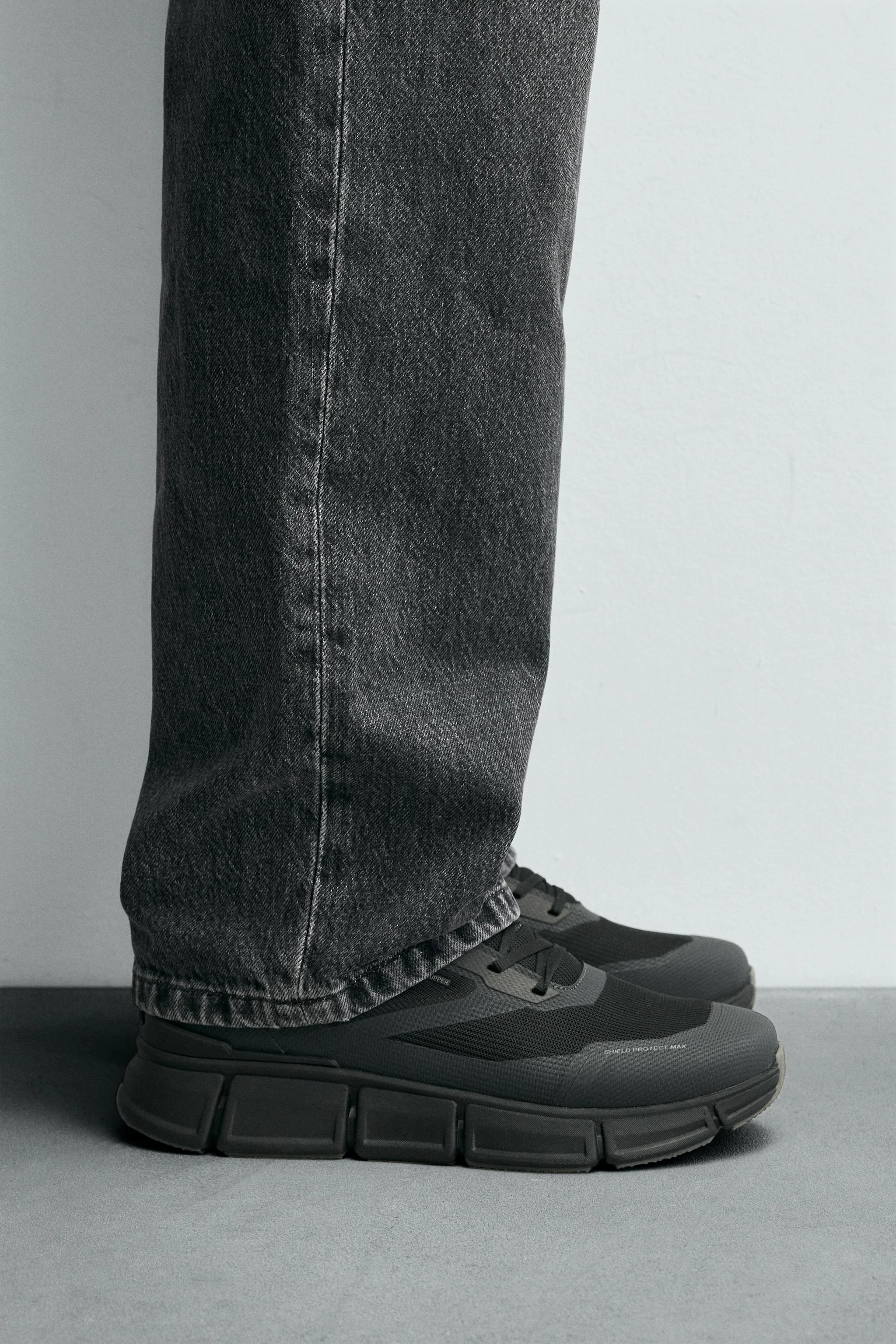 کفش ورزشی تک رنگ