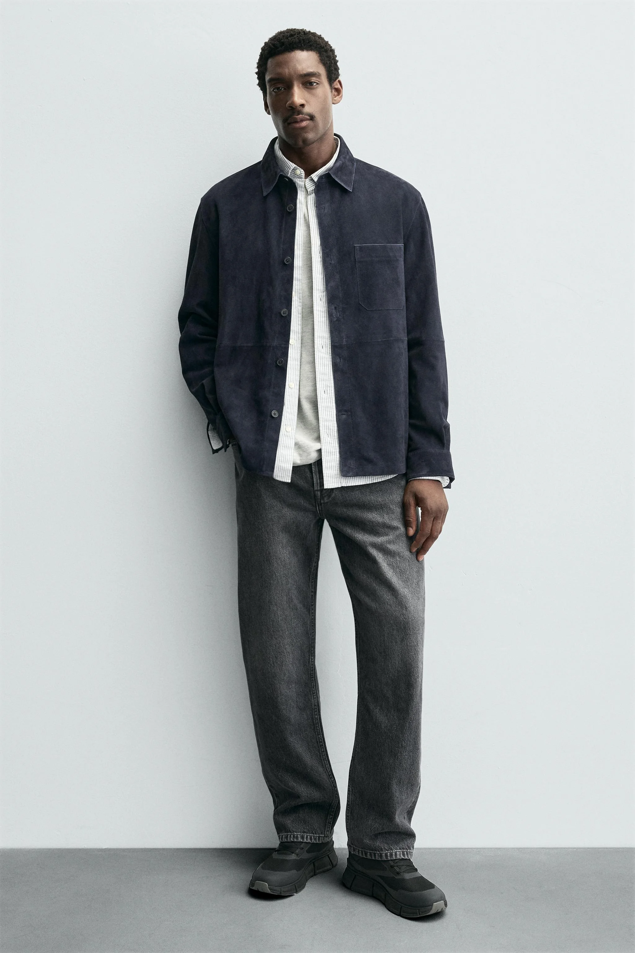 کفش ورزشی تک رنگ