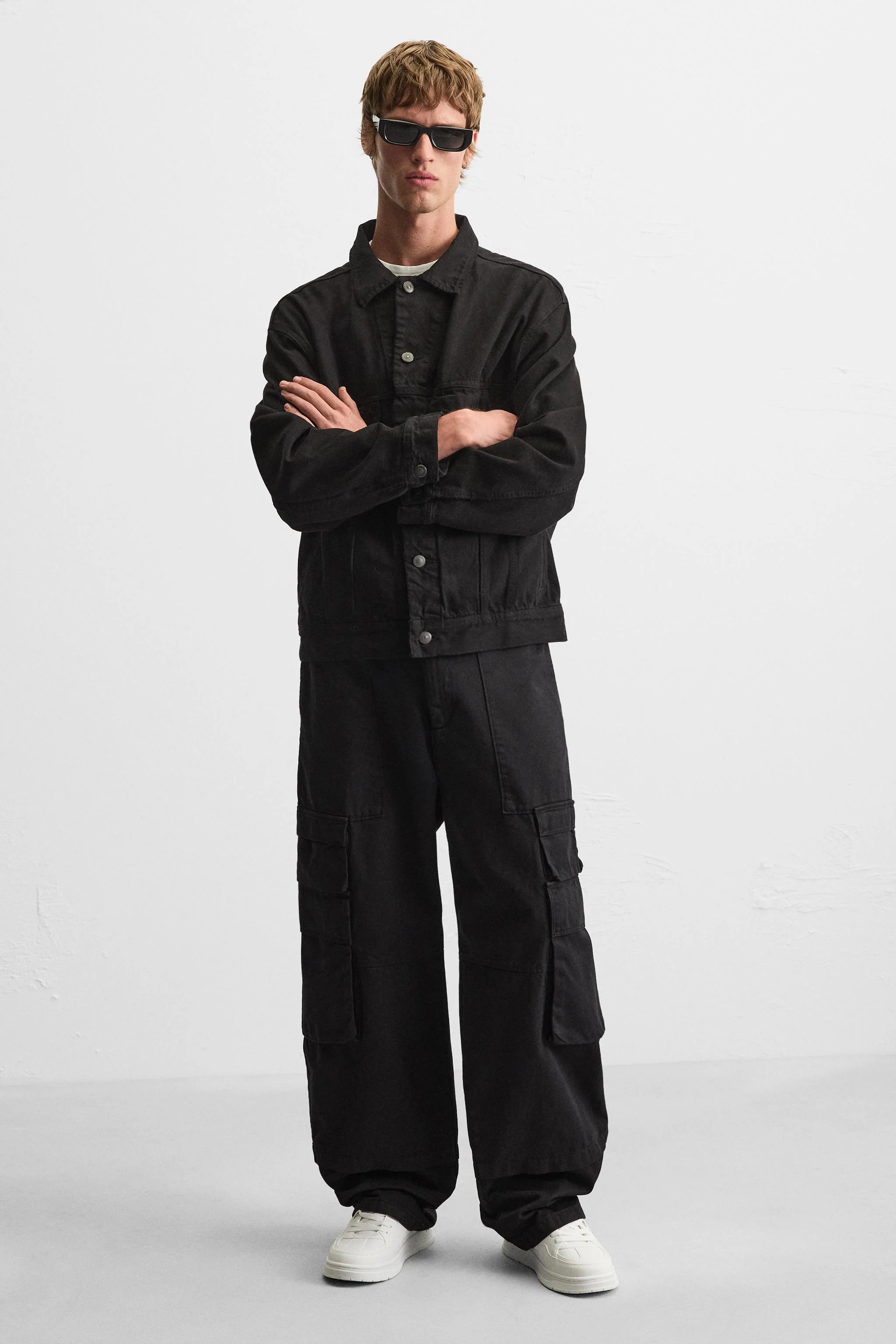 کفش ورزشی به سبک رترو. رویه ساخته شده از ترکیبی از قطعات. زیره ضخیم.