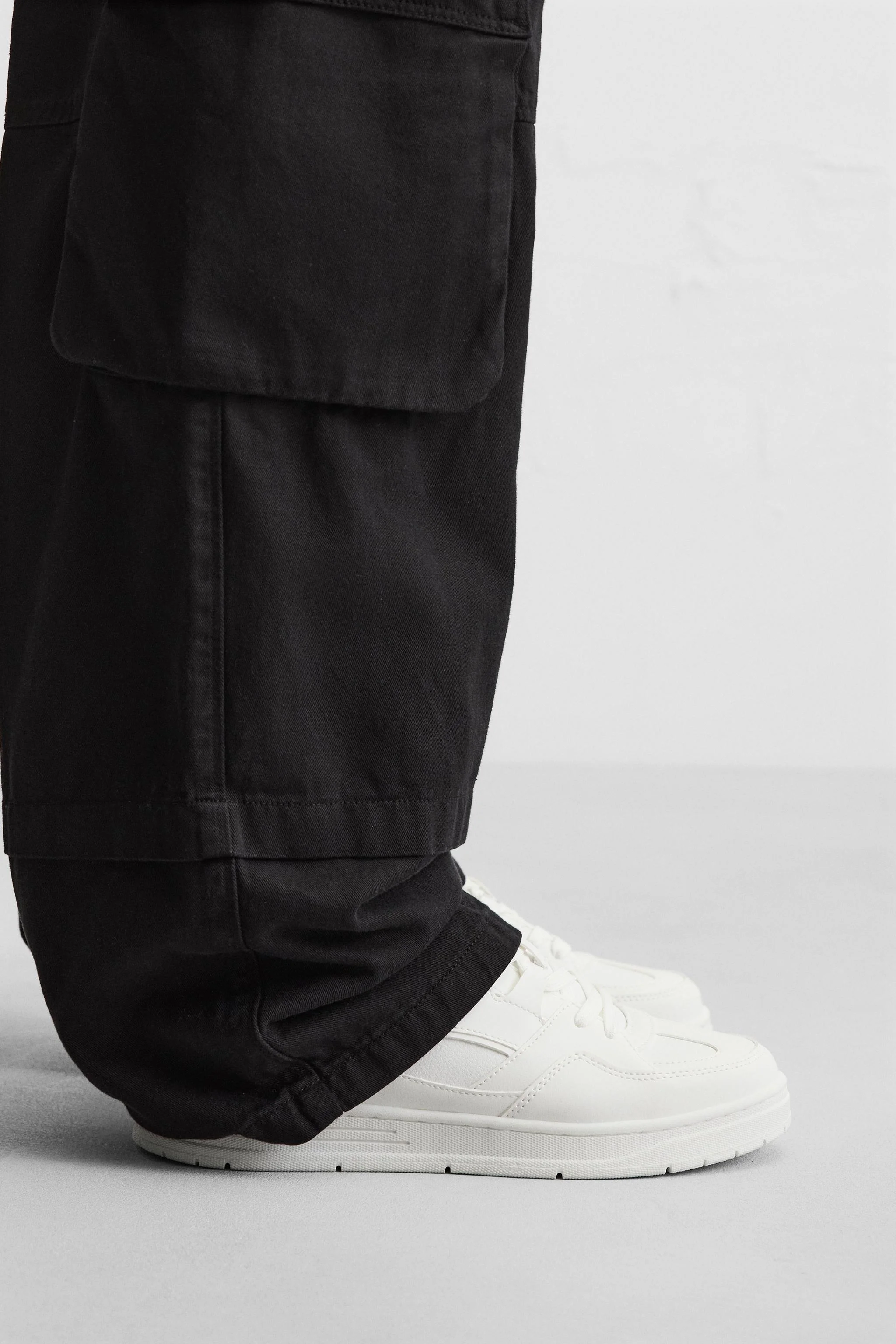 کفش ورزشی به سبک رترو. رویه ساخته شده از ترکیبی از قطعات. زیره ضخیم.