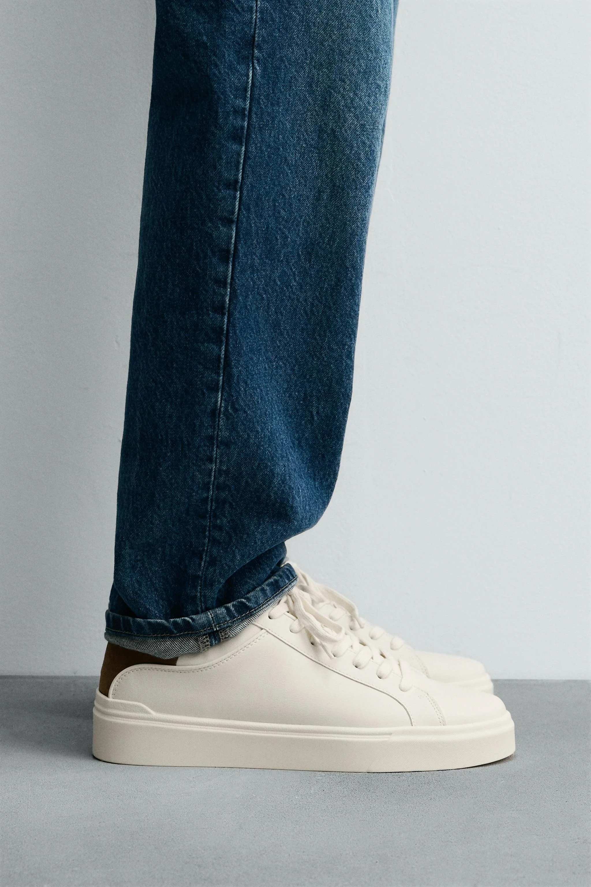 کفش ورزشی با جزئیات پاشنه