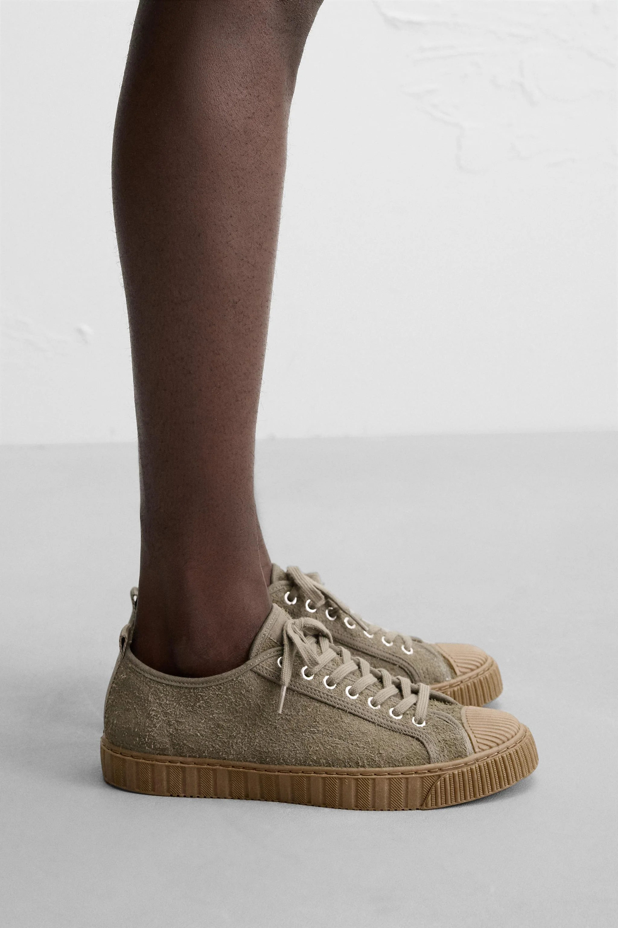 کفش ورزشی چرمی با زیره متضاد