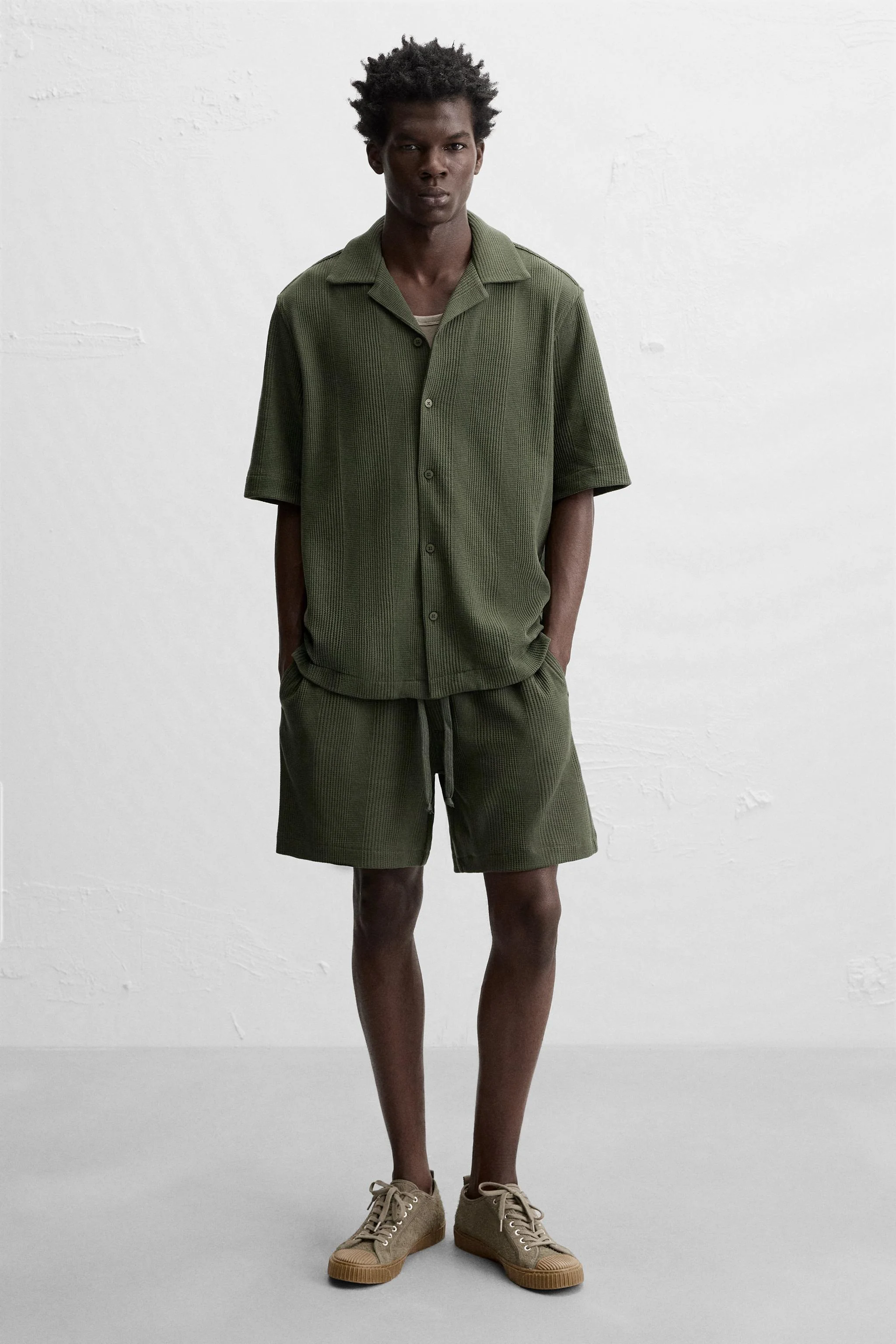 کفش ورزشی چرمی با زیره متضاد