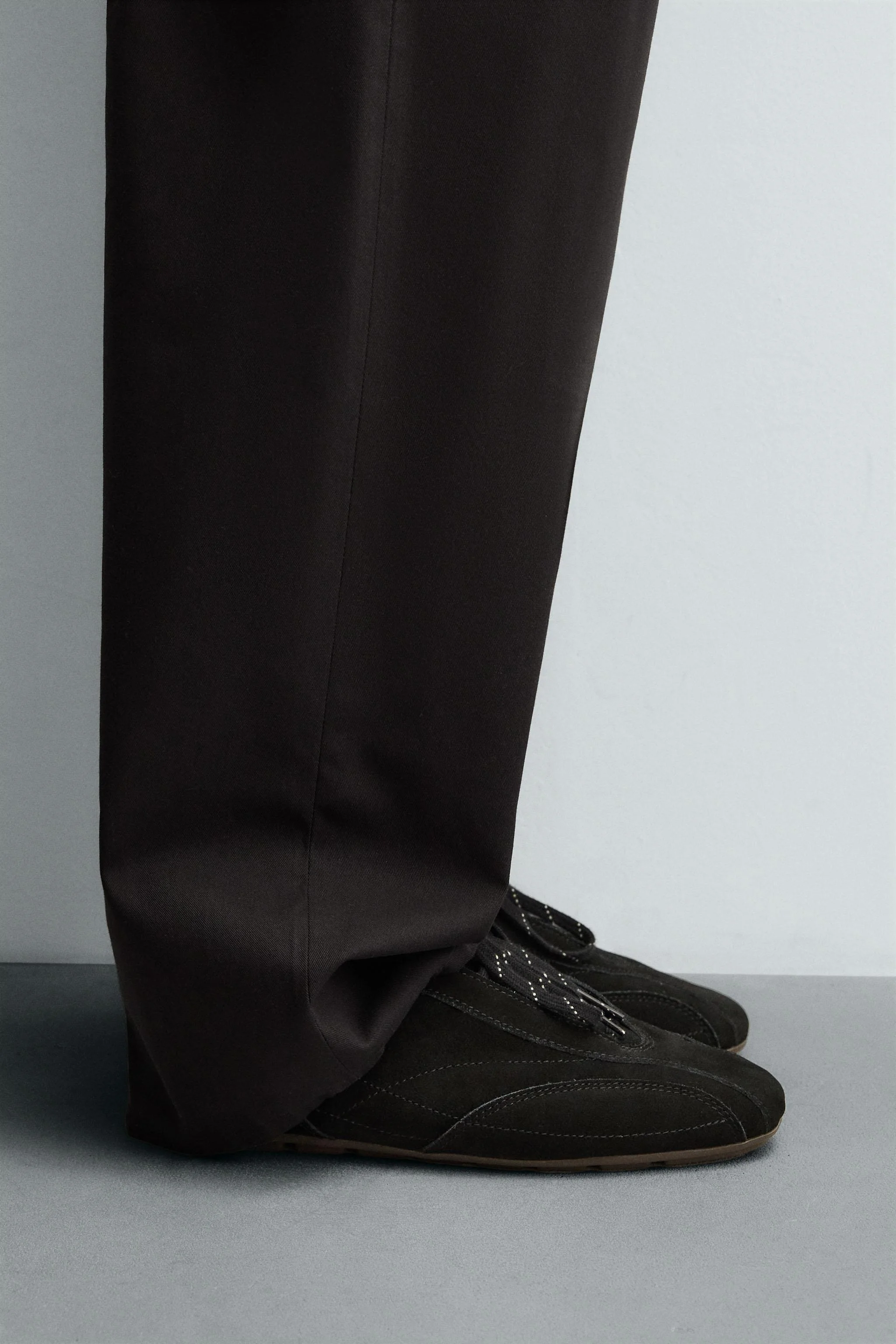 کفش ورزشی بند دار با زیره بسیار نازک چرمی