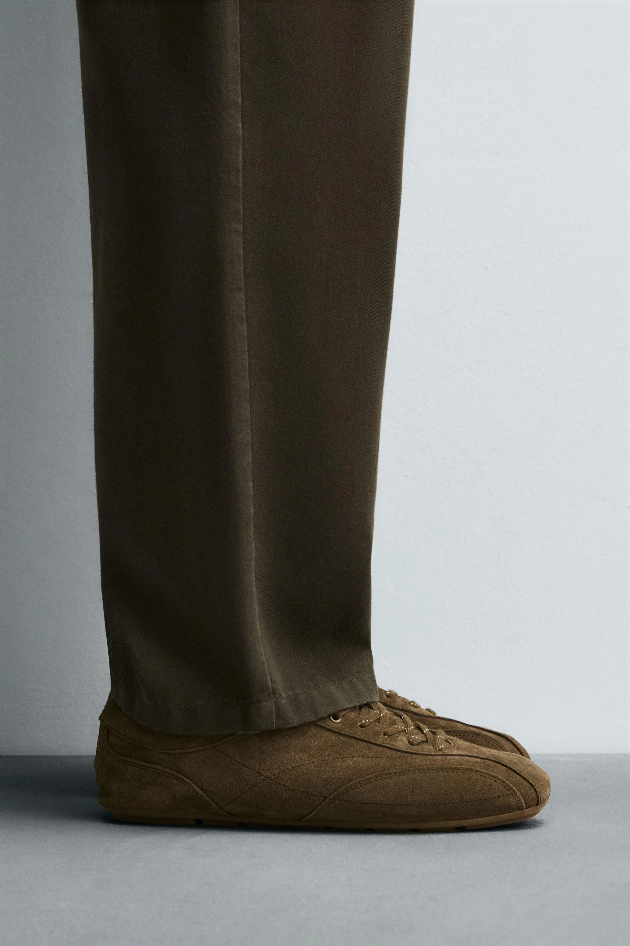 کفش ورزشی بند دار چرمی با زیره بسیار نازک