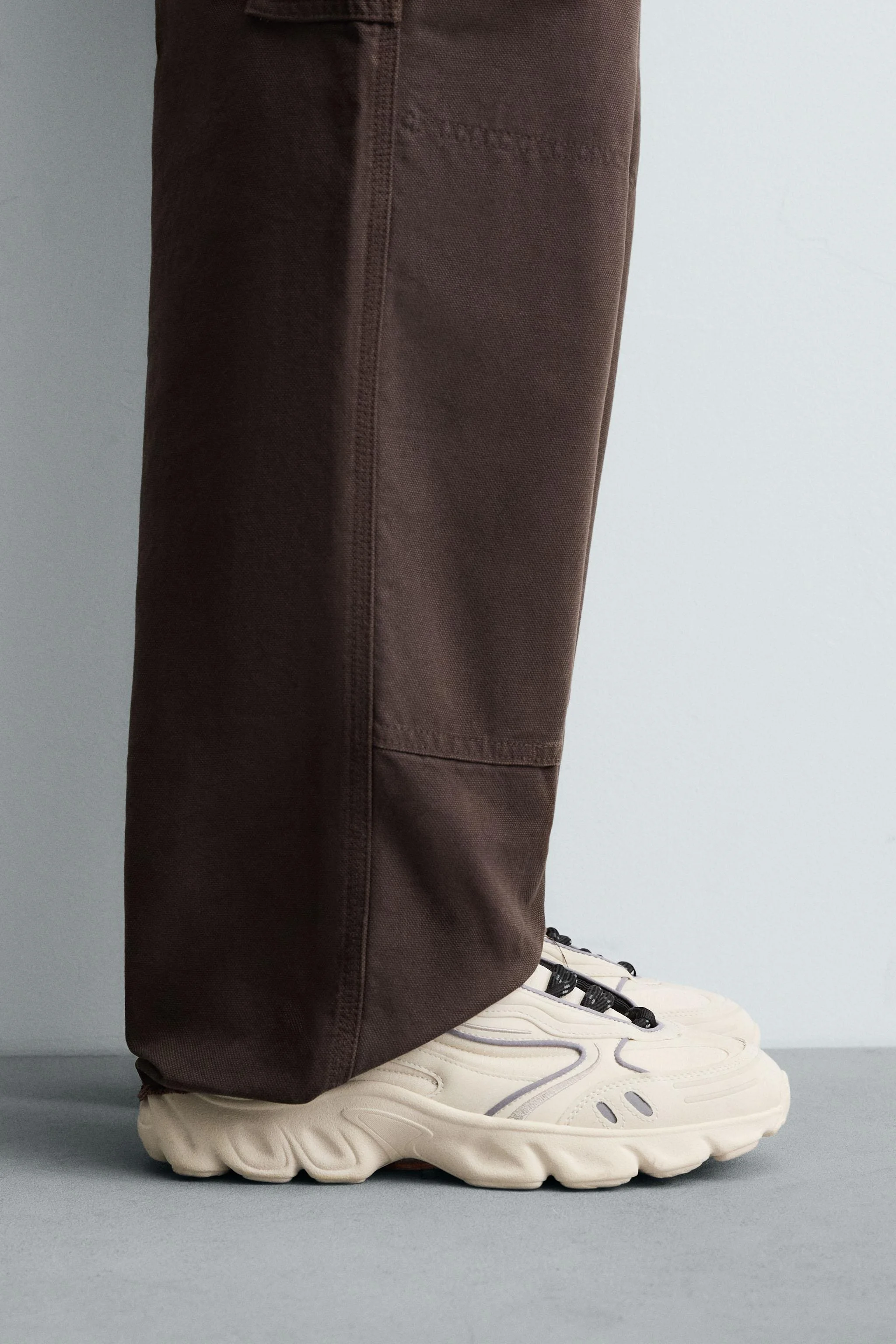 کفش کتانی بند دار با زیره ضخیم کفش کتانی بند دار با زیره ضخیم