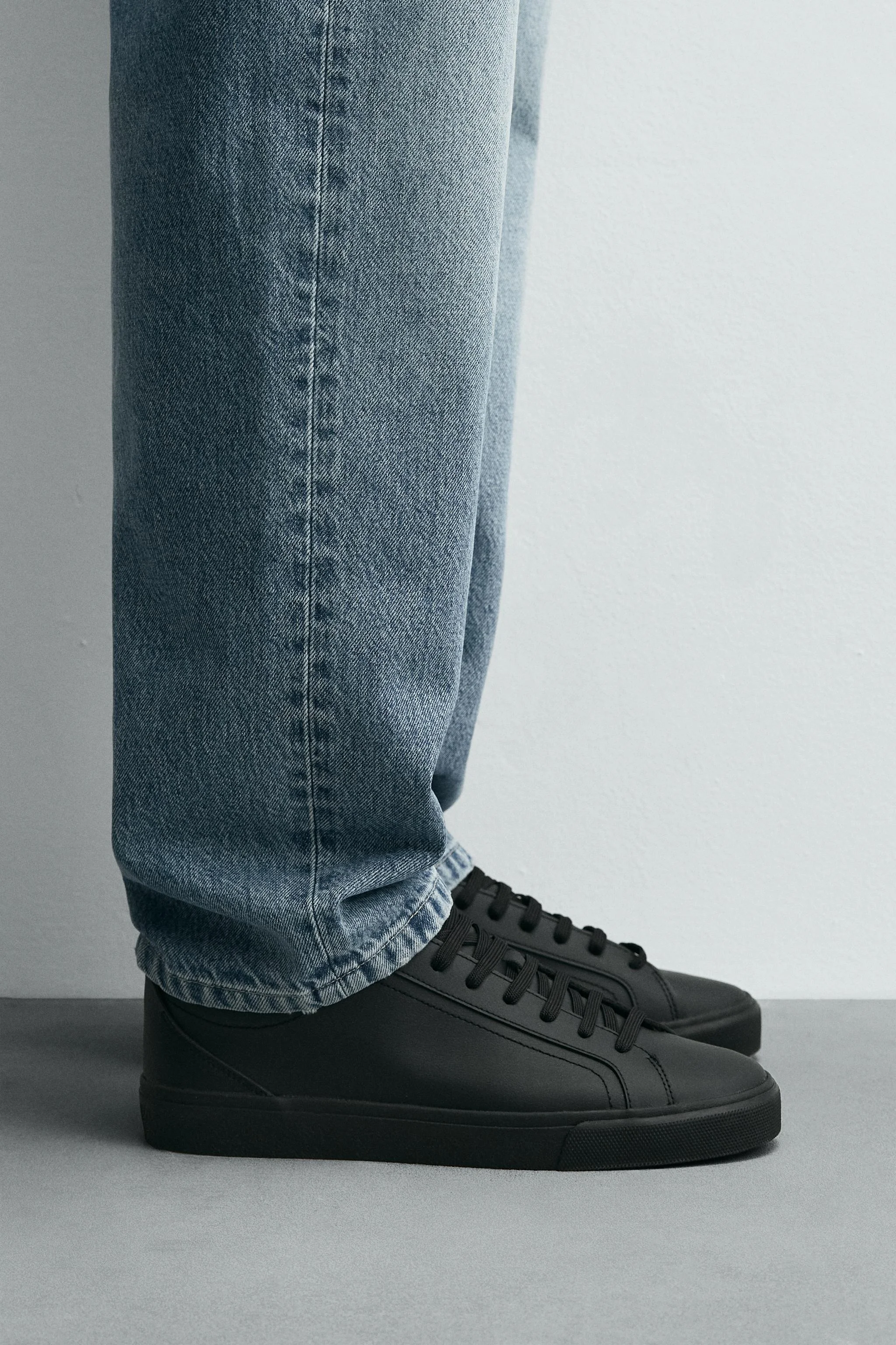 کفش ورزشی بند دار ساده کفش ورزشی بند دار ساده