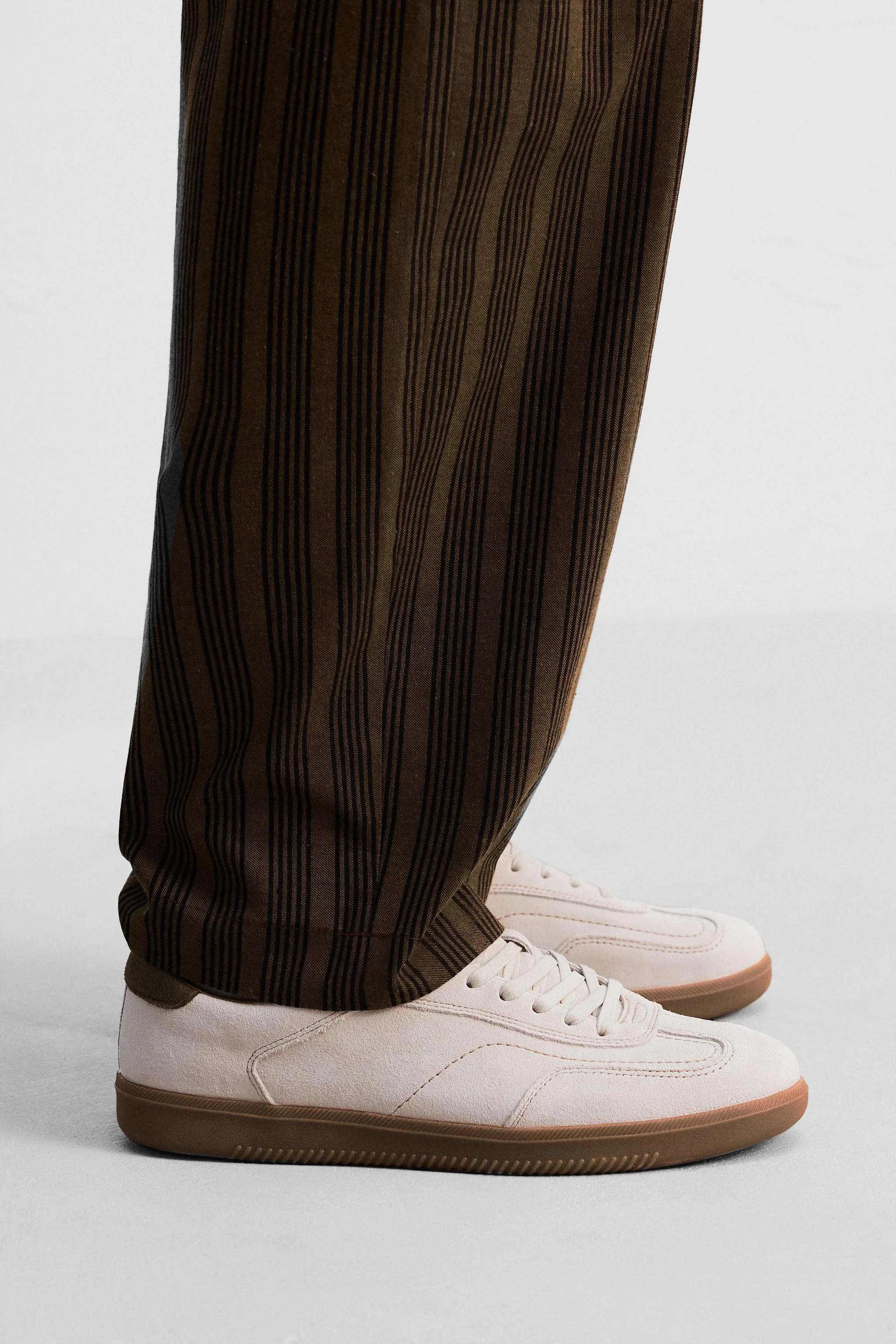 کفش ورزشی چرمی با زیره متضاد کفش ورزشی چرمی با زیره متضاد