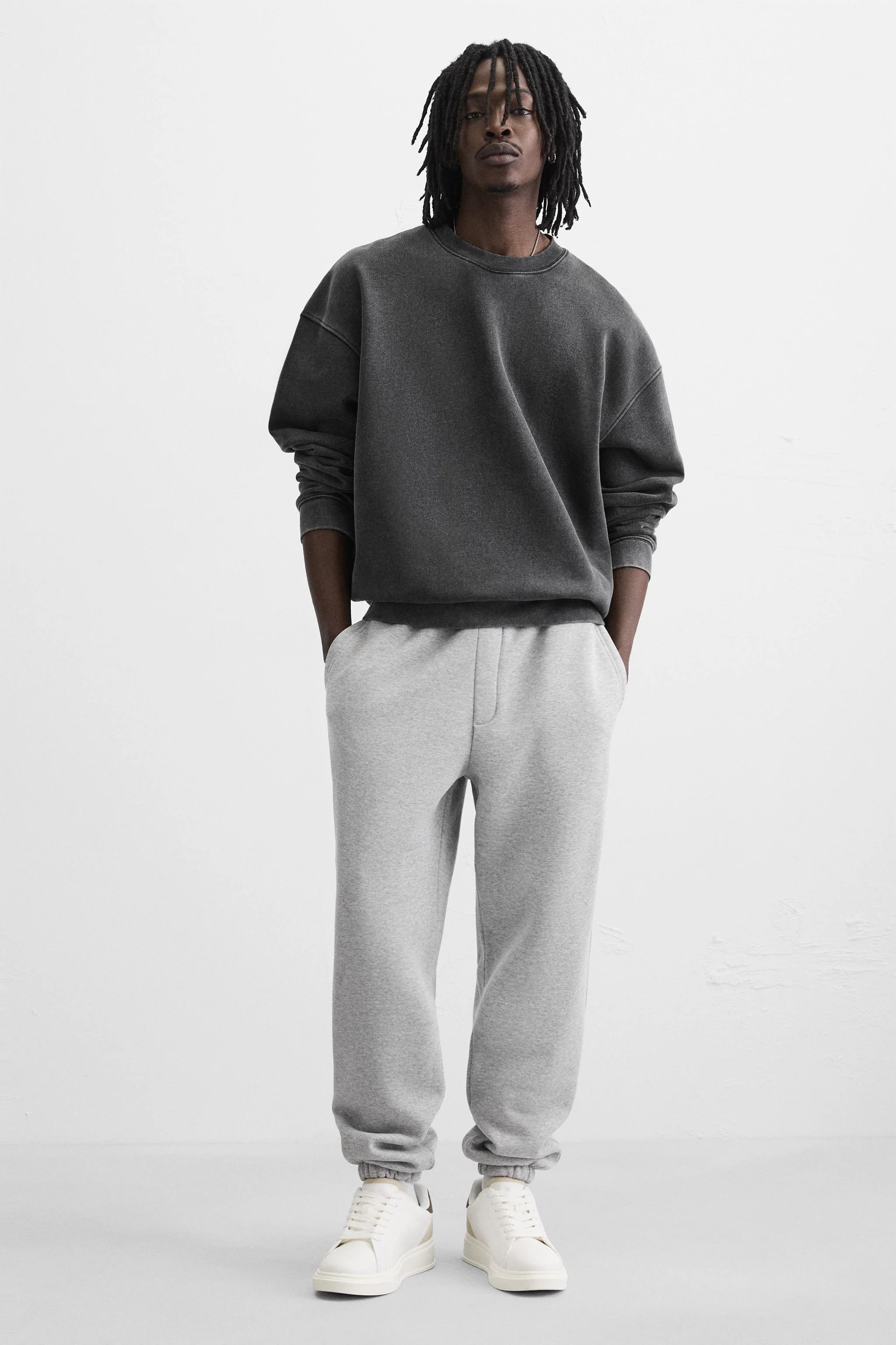 کفش ورزشی با جزئیات پاشنه کفش ورزشی با جزئیات پاشنه