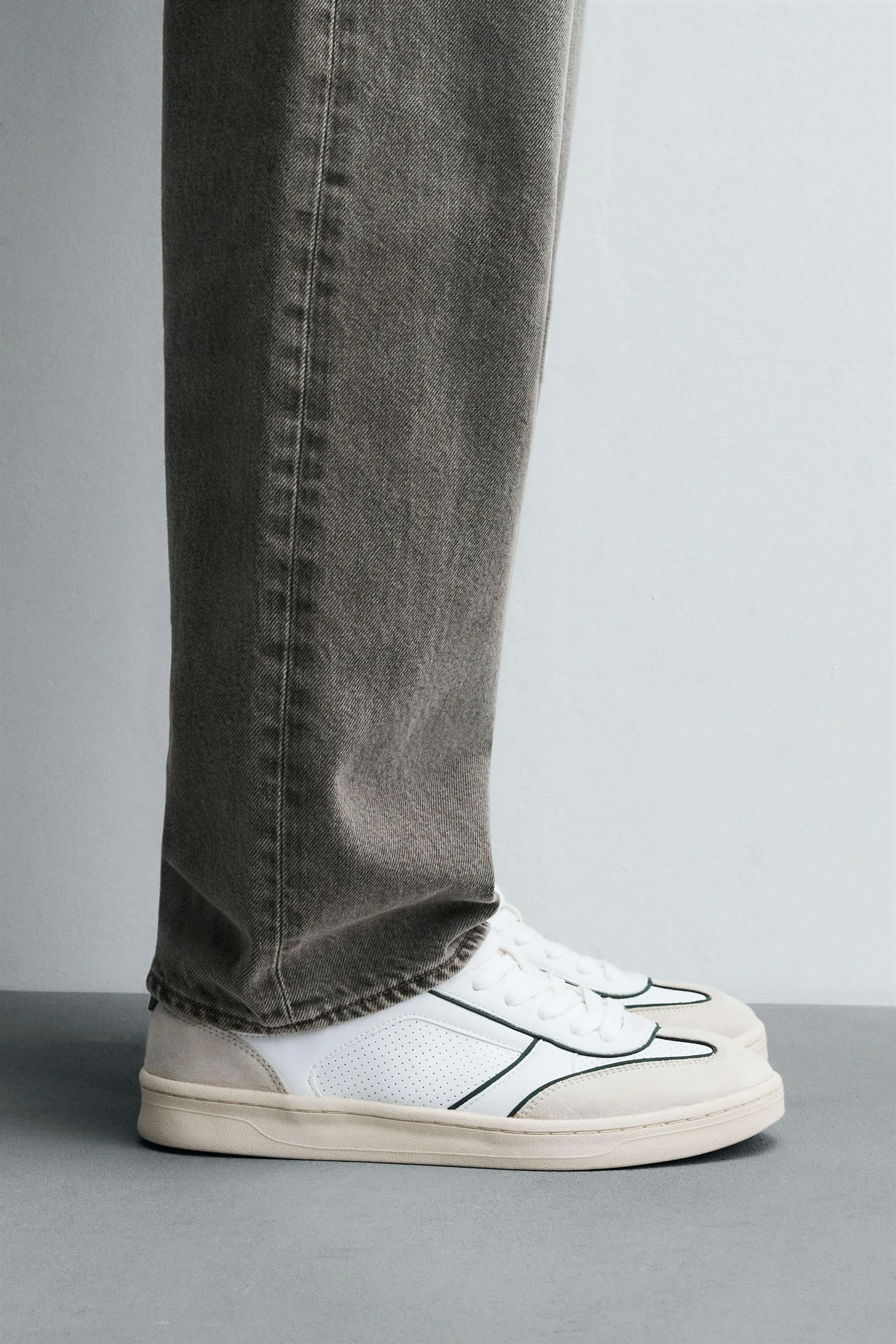 کفش ورزشی با زیره متضاد کفش ورزشی با زیره متضاد