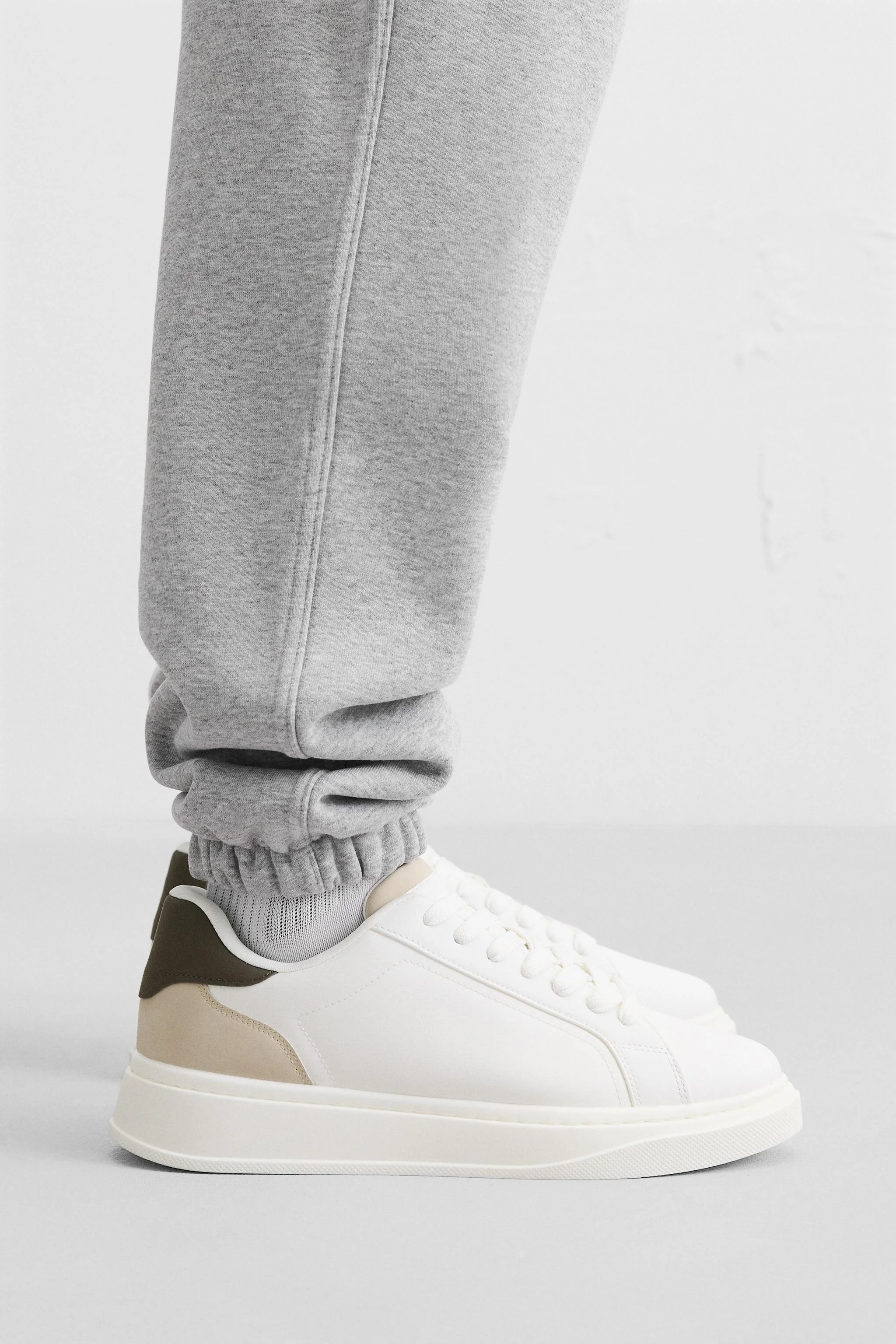 کفش ورزشی با جزئیات پاشنه