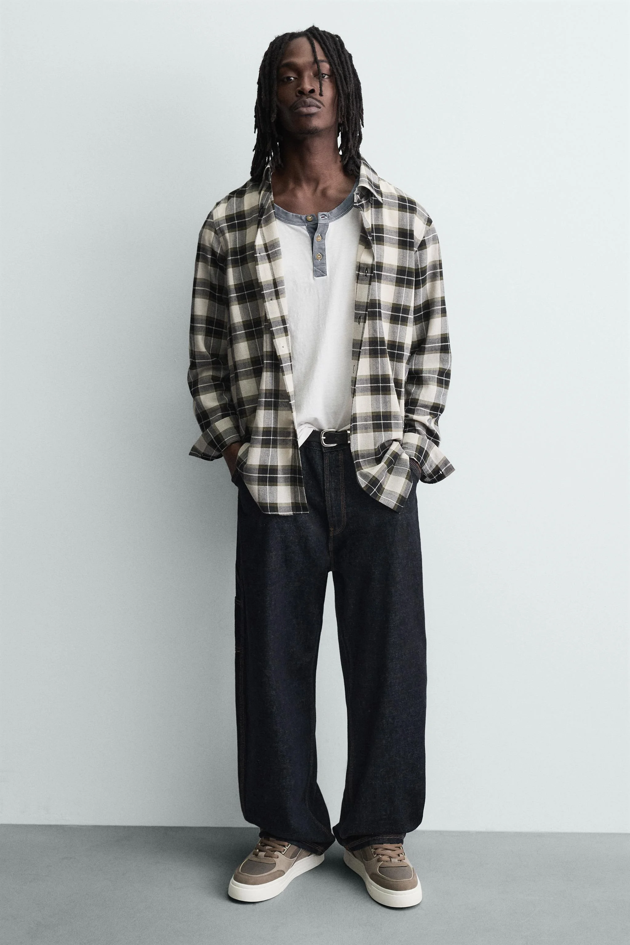 کفش ورزشی بند دار به سبک رترو. رویه ساخته شده از ترکیبی از قطعات مختلف. زیره ضخیم. کفش ورزشی بند دار به سبک رترو. رویه ساخته شده از ترکیبی از قطعات مختلف. زیره ضخیم.