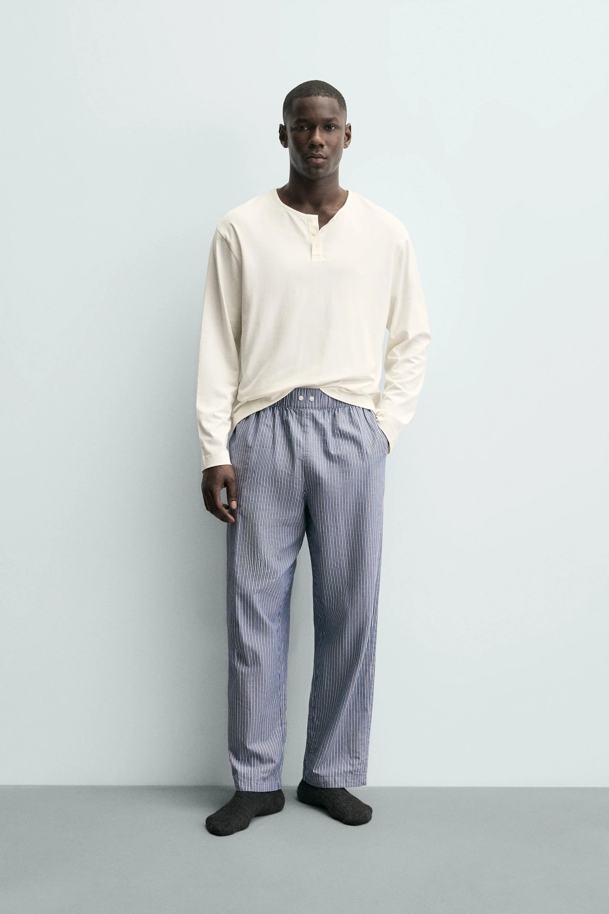 ست لباس خواب راه راه دکمه دار ست لباس خواب راه راه دکمه دار