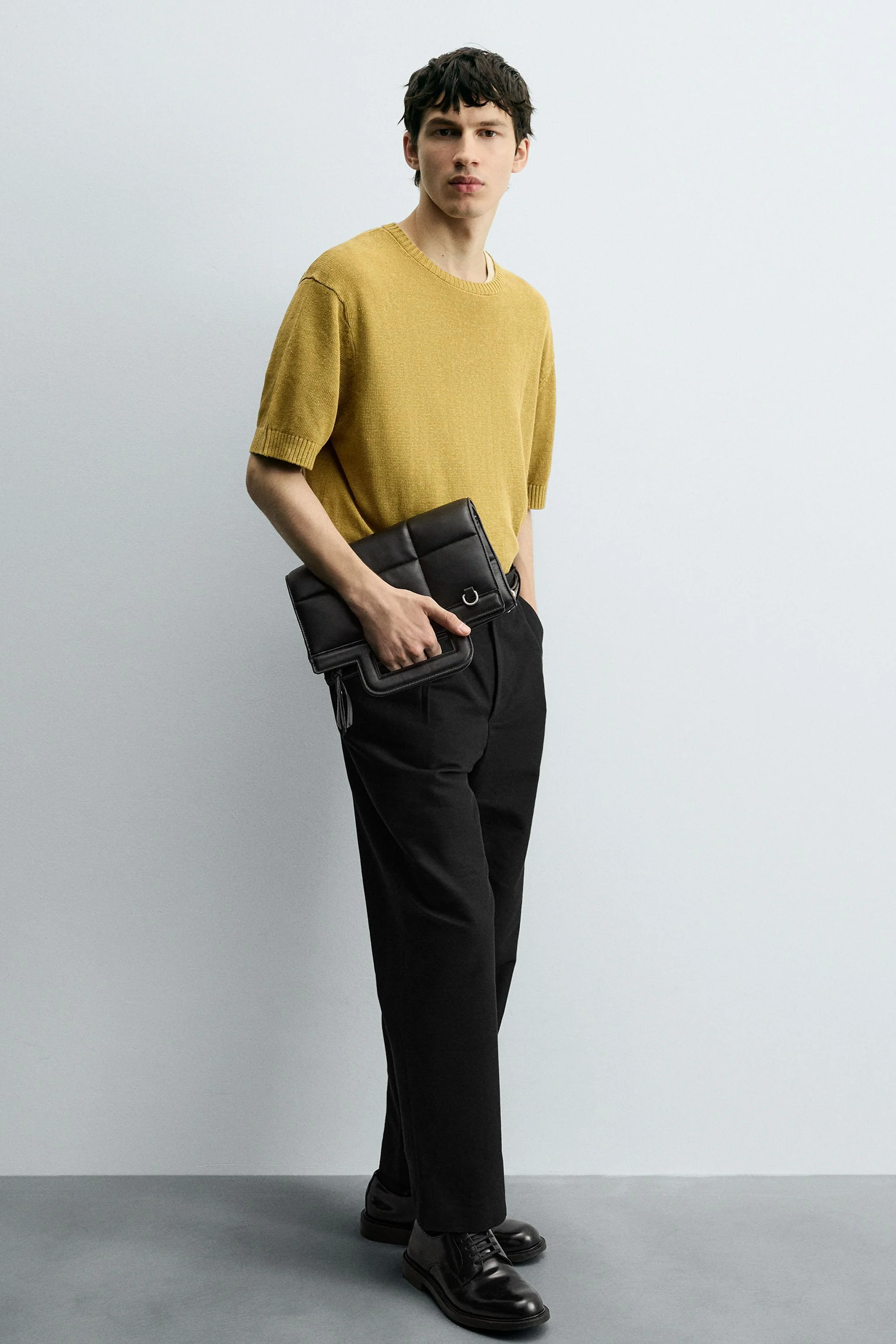 کیف دوشی پد دار. محفظه اصلی بدون بست. قسمت داخلی دارای یک جیب زیپ دار است. دارای دو دسته و یک بند شانه قابل تنظیم و جداشدنی. ارتفاع x طول x عرض: 36 x 28 x 14 سانتی متر.