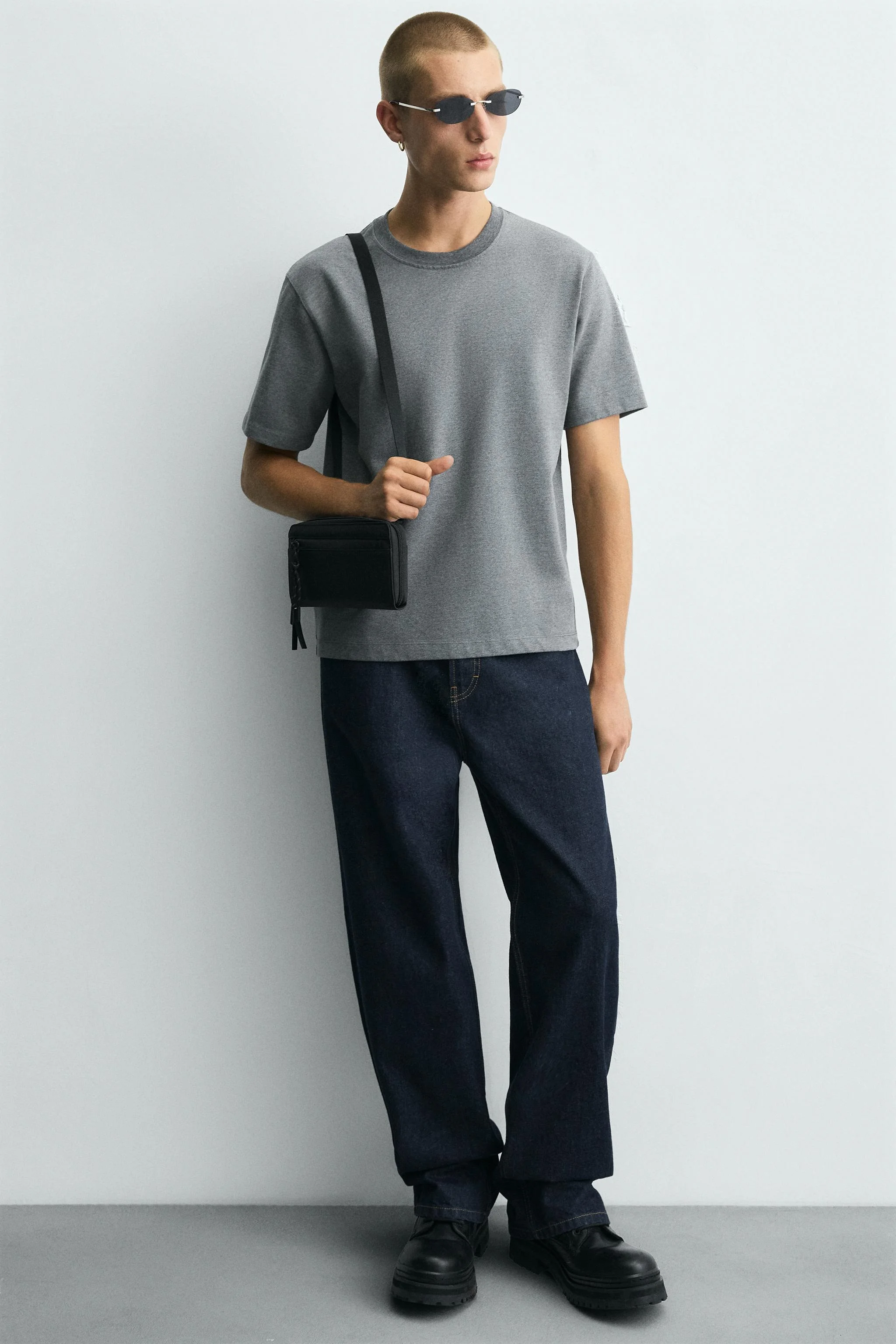 کیف دوشی با روکش لاستیکی. محفظه اصلی با بست زیپی. قسمت داخلی دارای یک جیب با بست زیپی. بند شانه قابل تنظیم و جدا شدن. ارتفاع x طول x عرض: 12 x 22 x 2.5 سانتی متر.