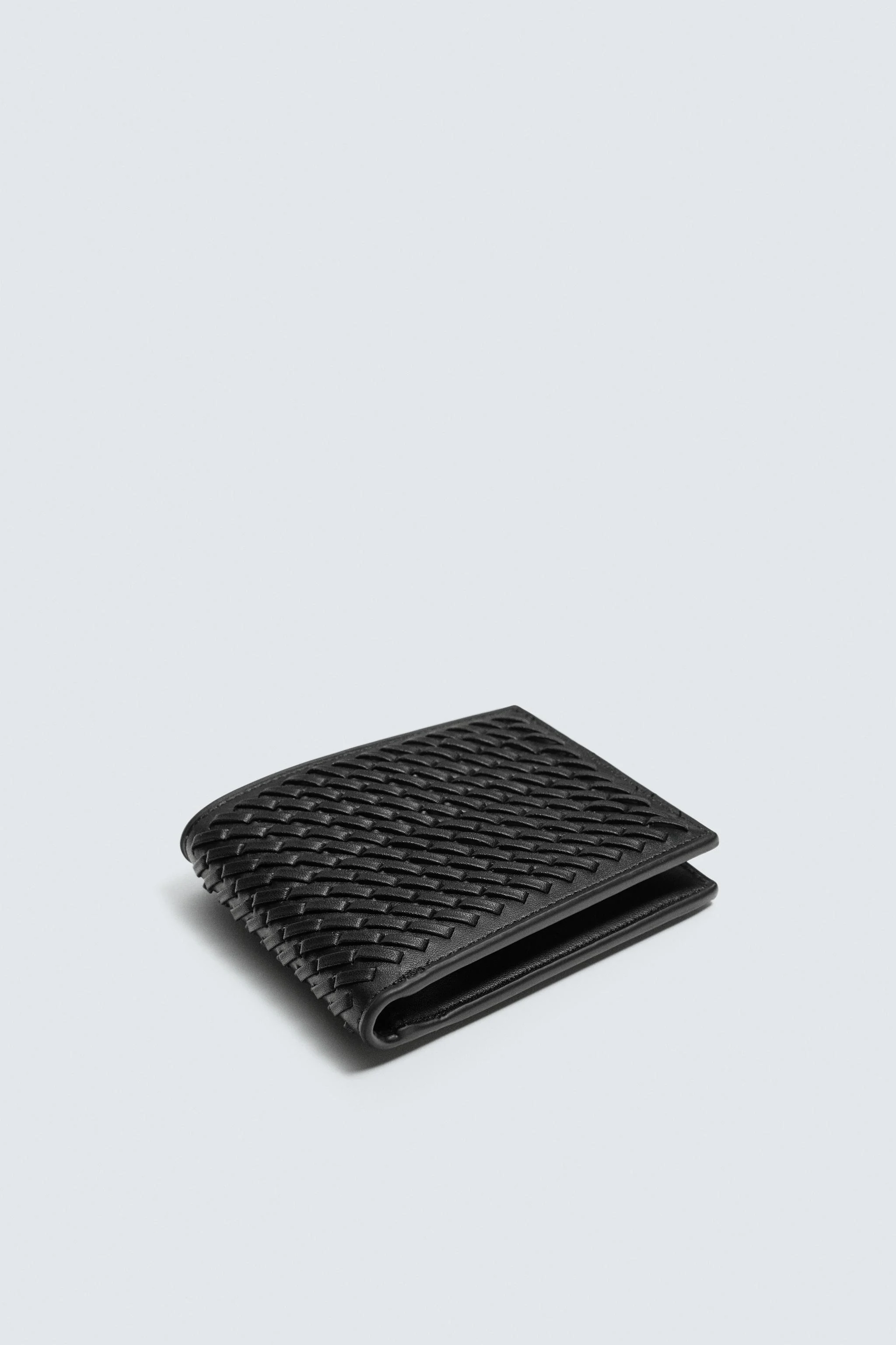 کیف پول بافته شده. دارای یک محفظه برای اسکناس، سه جای کارت و یک کیف سکه با بست زیپی. ارتفاع x طول x عرض: 9 x 11 x 2 سانتی متر / 3.5 x 4.3 x 0.7 اینچ