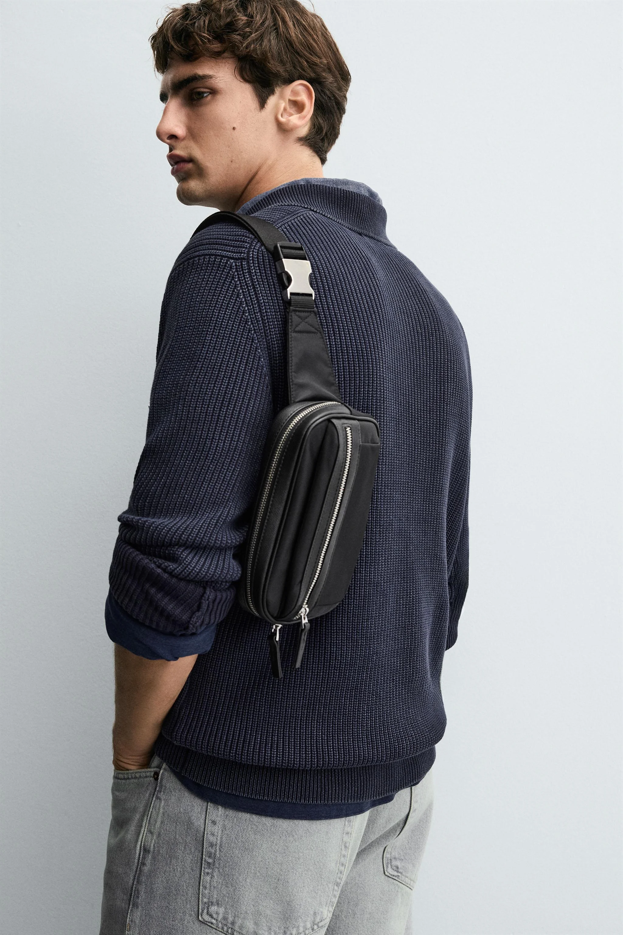 کیف کمری ساخته شده از پارچه فنی. محفظه اصلی با بست زیپی. جیب تخت داخلی. جیب زیپی جلویی. بند قابل تنظیم با سگک فلزی بازشو سریع. ارتفاع x طول x عرض: 12 x 20 x 4 سانتی متر.