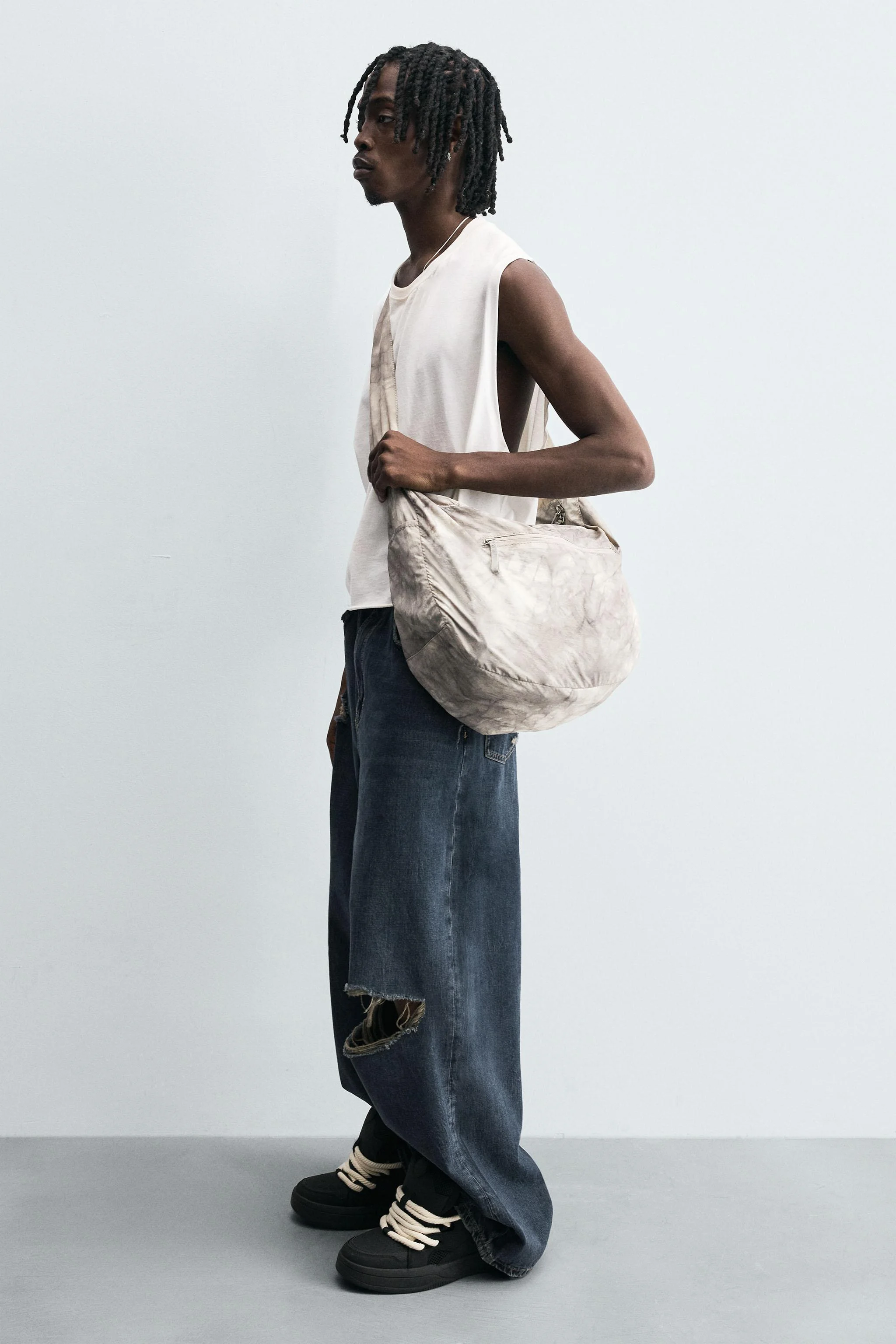 کیف رودوشی نایلونی با ظاهر کهنه