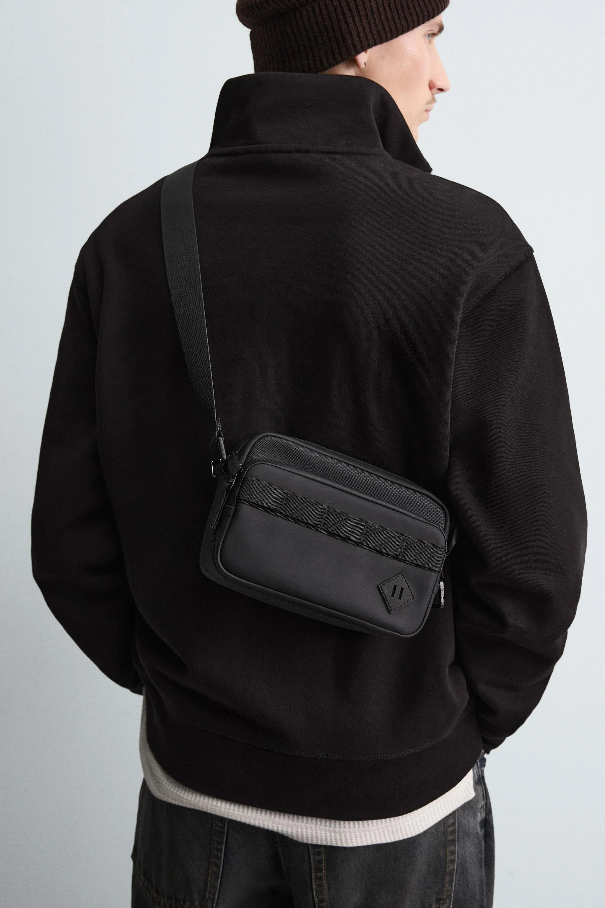 کیف رودوشی با روکش لاستیکی. محفظه اصلی با بست زیپی. قسمت داخلی دارای یک جیب تخت است. قسمت جلویی دارای یک جیب با بست زیپی است. بند شانه قابل تنظیم و جداشدنی. ارتفاع x عرض x عمق: 13 x 20 x 5 سانتی متر.