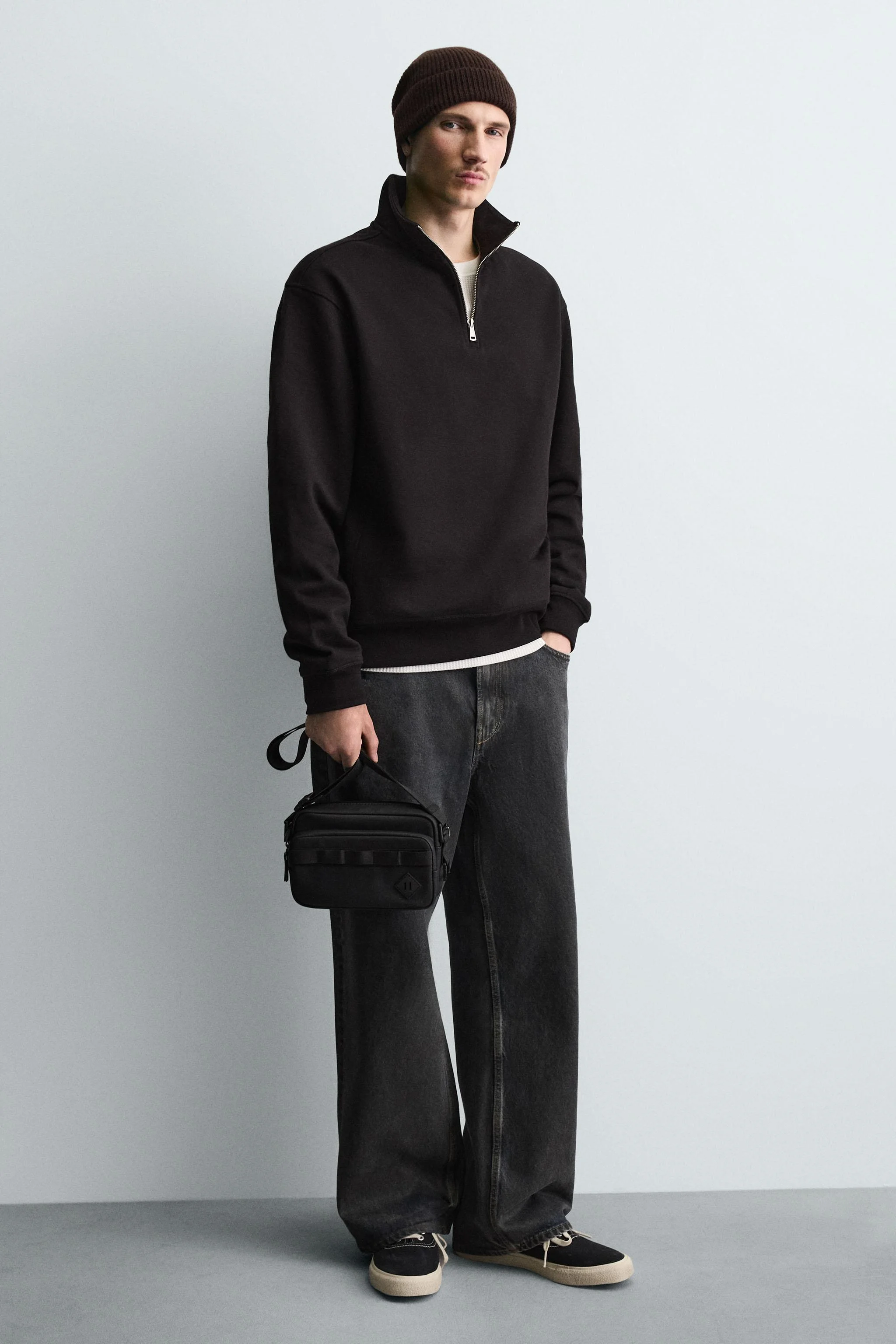 کیف رودوشی با روکش لاستیکی. محفظه اصلی با بست زیپی. قسمت داخلی دارای یک جیب تخت است. قسمت جلویی دارای یک جیب با بست زیپی است. بند شانه قابل تنظیم و جداشدنی. ارتفاع x عرض x عمق: 13 x 20 x 5 سانتی متر.