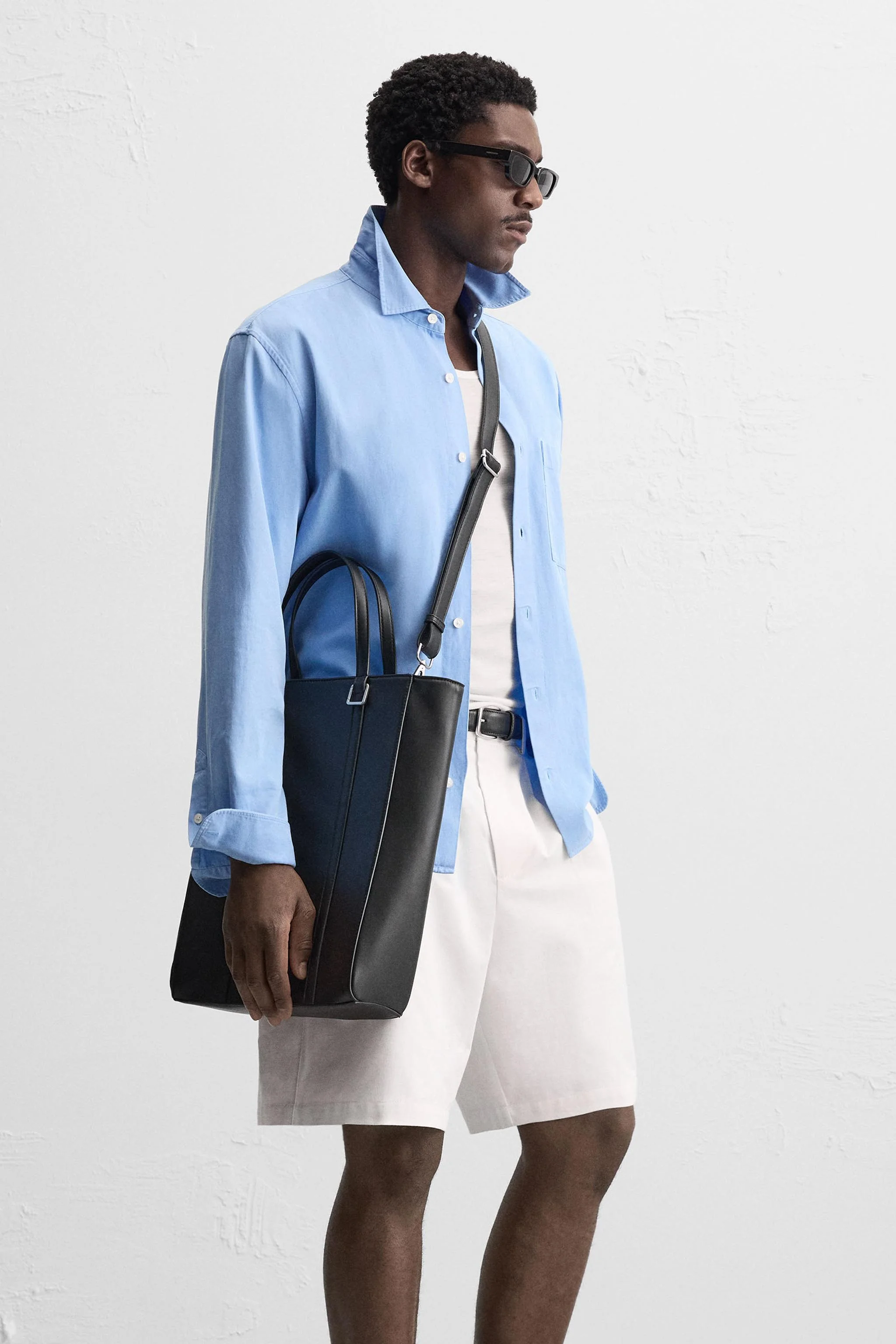 کیف خرید. محفظه اصلی با بست مغناطیسی. قسمت داخلی دارای یک جیب زیپ دار است. جزئیات هارنس در قسمت جلو. دو دسته و یک بند شانه قابل تنظیم و جداشدنی. ارتفاع x طول x عرض: 26 x 38 x 11 سانتی متر.