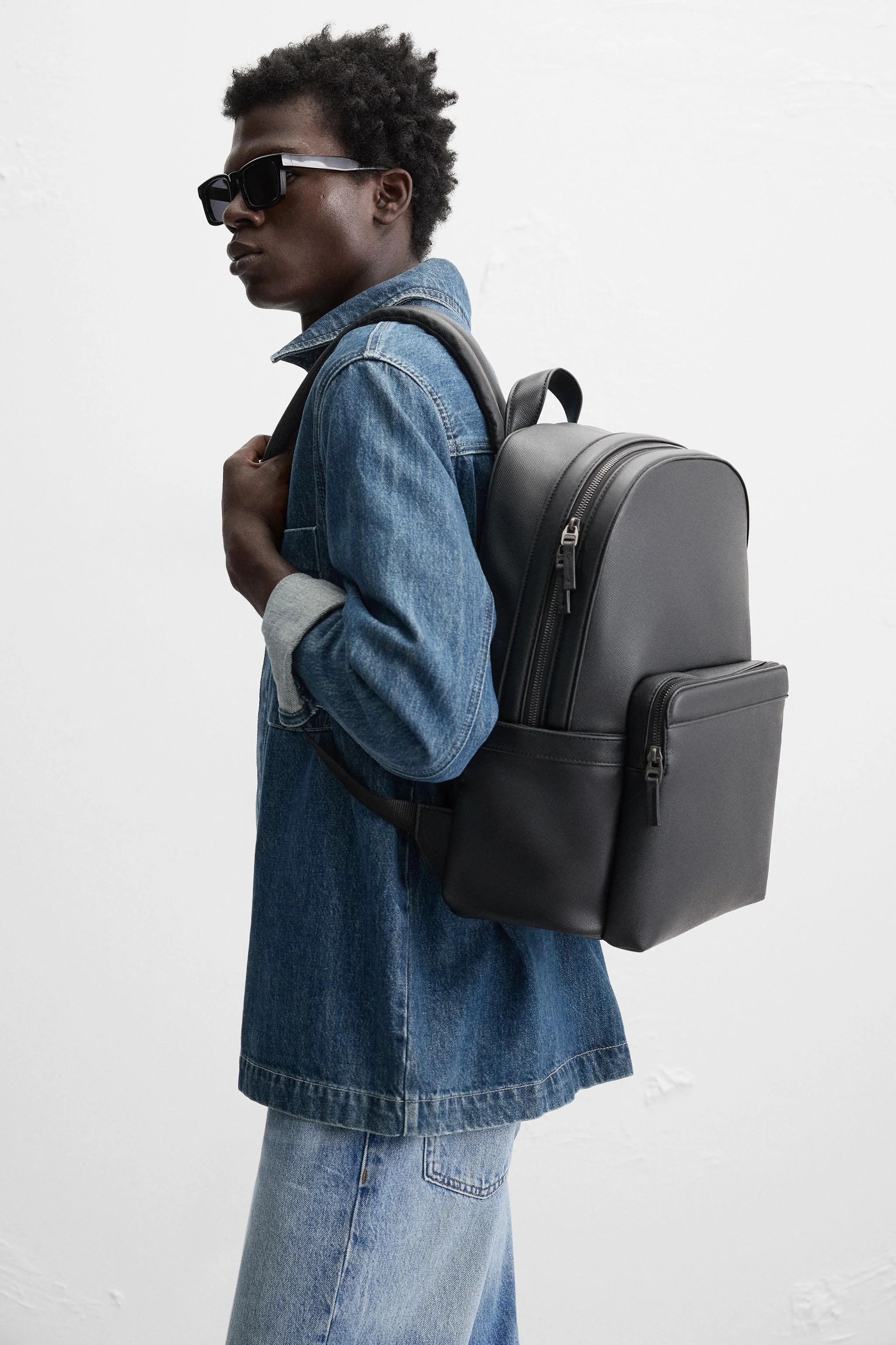 کوله پشتی با بافت برجسته. محفظه اصلی با بست زیپی. محفظه داخلی پددار برای دستگاه های الکترونیکی تا 13 اینچ و یک جیب زیپ دار. جیب زیپ دار جلو. دو جیب تخت جانبی. دارای یک دسته بالایی و دو بند شانه قابل تنظیم. پشت پد دار با بند چمدان. ارتفاع x طول x عرض: 42 x 32 x 14 سانتی متر. *شخصی سازی محصول فقط در بازارهای خاصی در دسترس است.