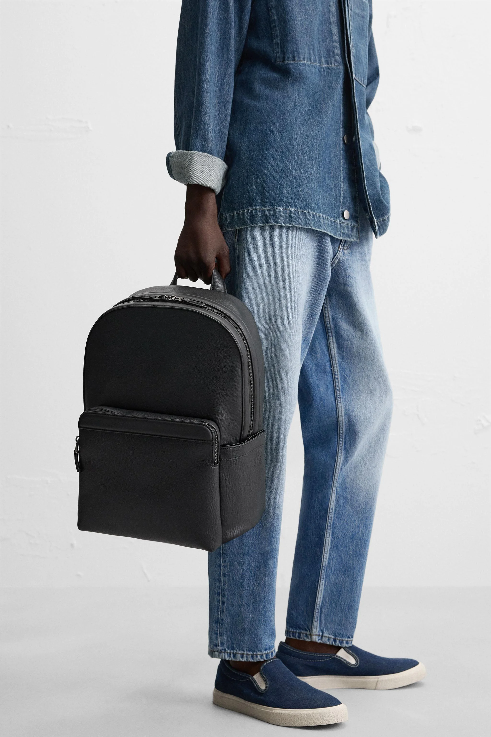 کوله پشتی با بافت برجسته. محفظه اصلی با بست زیپی. محفظه داخلی پددار برای دستگاه های الکترونیکی تا 13 اینچ و یک جیب زیپ دار. جیب زیپ دار جلو. دو جیب تخت جانبی. دارای یک دسته بالایی و دو بند شانه قابل تنظیم. پشت پد دار با بند چمدان. ارتفاع x طول x عرض: 42 x 32 x 14 سانتی متر. *شخصی سازی محصول فقط در بازارهای خاصی در دسترس است.