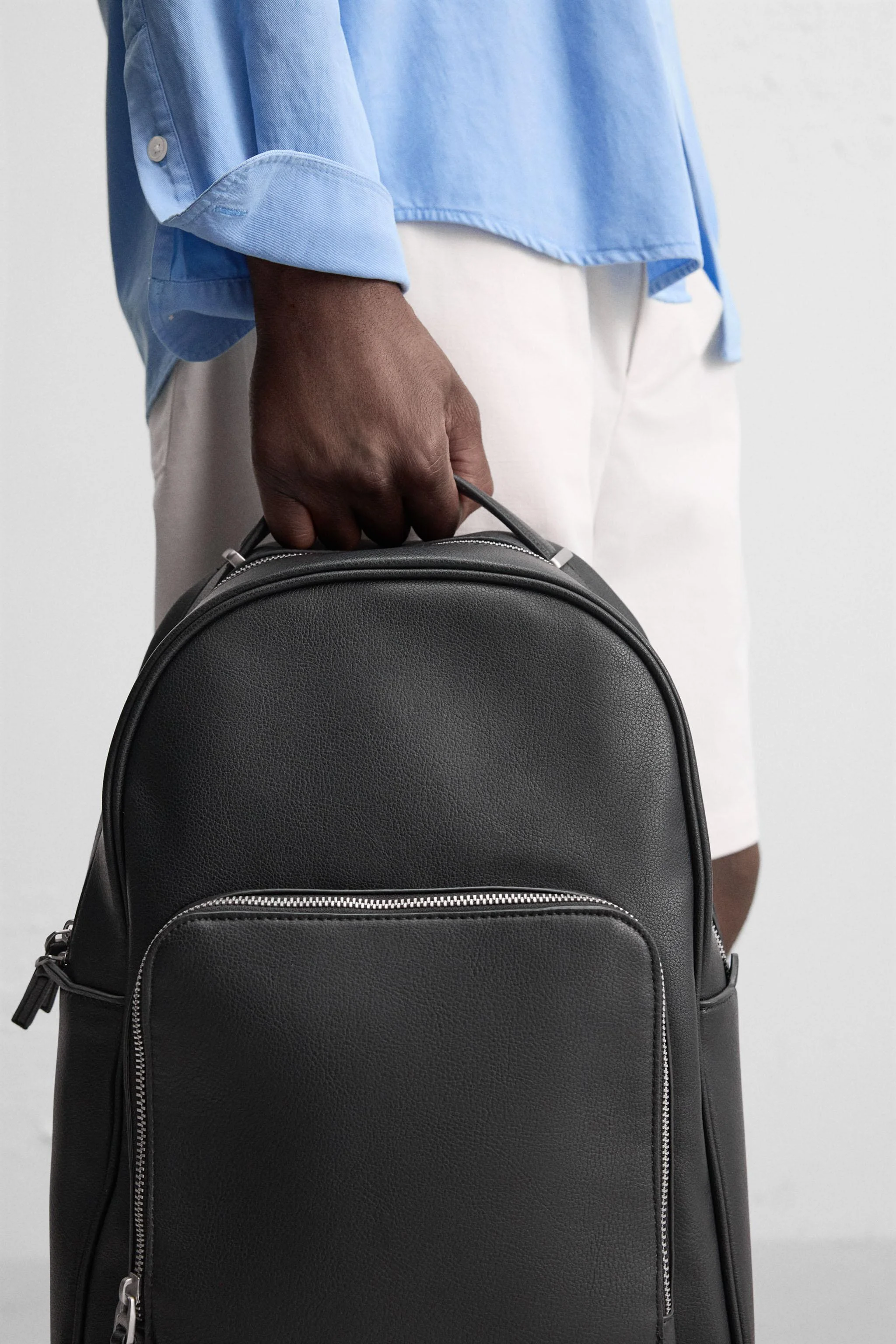 کوله پشتی با بافت برجسته. محفظه اصلی با بست زیپی. فضای داخلی دارای قسمتی برای دستگاه های الکترونیکی تا 13 اینچ و یک جیب زیپ دار است. قسمت جلویی دارای یک جیب زیپ دار است. پشت کوله پشتی و بند مخصوص چمدان دارای پد هستند. دارای دسته در بالا و دو بند شانه ای قابل تنظیم و پد دار. ارتفاع x طول x عرض: 44 x 31 x 12 سانتی متر.