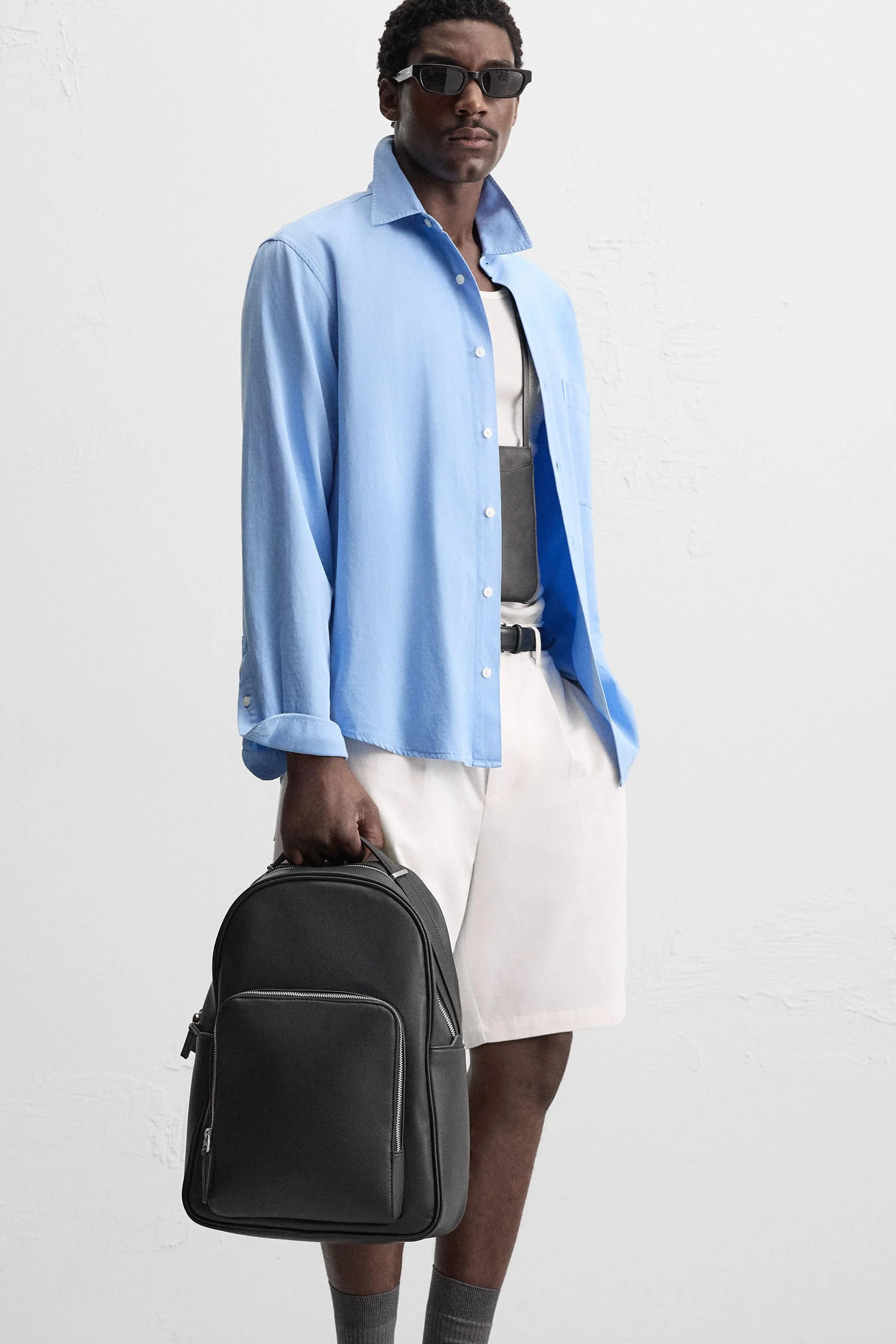 کوله پشتی با بافت برجسته. محفظه اصلی با بست زیپی. فضای داخلی دارای قسمتی برای دستگاه های الکترونیکی تا 13 اینچ و یک جیب زیپ دار است. قسمت جلویی دارای یک جیب زیپ دار است. پشت کوله پشتی و بند مخصوص چمدان دارای پد هستند. دارای دسته در بالا و دو بند شانه ای قابل تنظیم و پد دار. ارتفاع x طول x عرض: 44 x 31 x 12 سانتی متر.