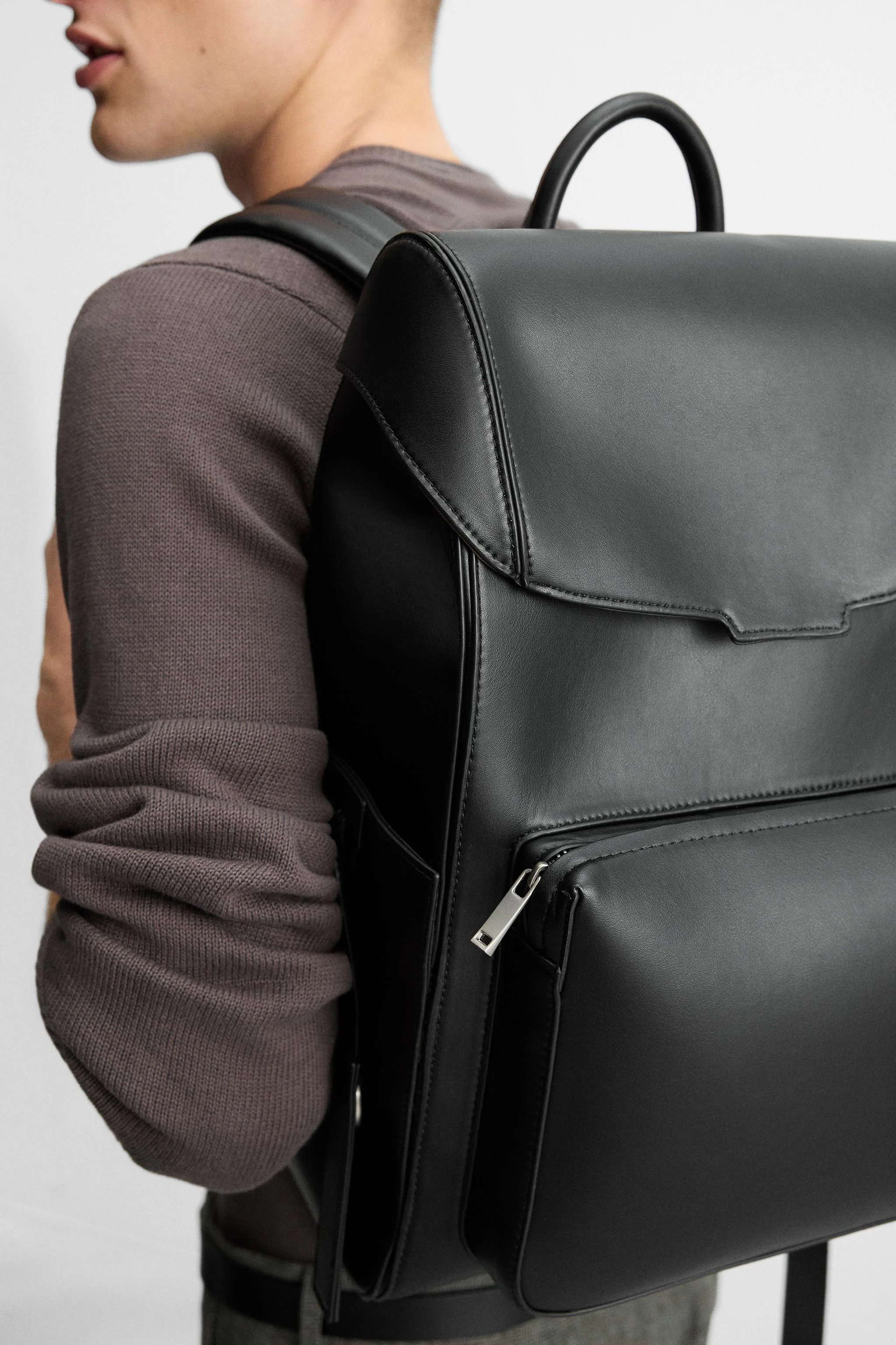 کوله پشتی تاشو تک رنگ. محفظه اصلی با درپوش و بست مغناطیسی. قسمت داخلی دارای فضا برای دستگاه های الکترونیکی تا 13 اینچ و یک جیب زیپ دار است. قسمت جلویی دارای یک جیب زیپ دار است. جیب های تخت در طرفین. پشت پد دار با بند چمدان. دسته و دو بند شانه ای قابل تنظیم و پد دار. جزئیات برچسب شناسایی قابل جابجایی. ارتفاع x طول x عرض: 40 x 30 x 16 سانتی متر.